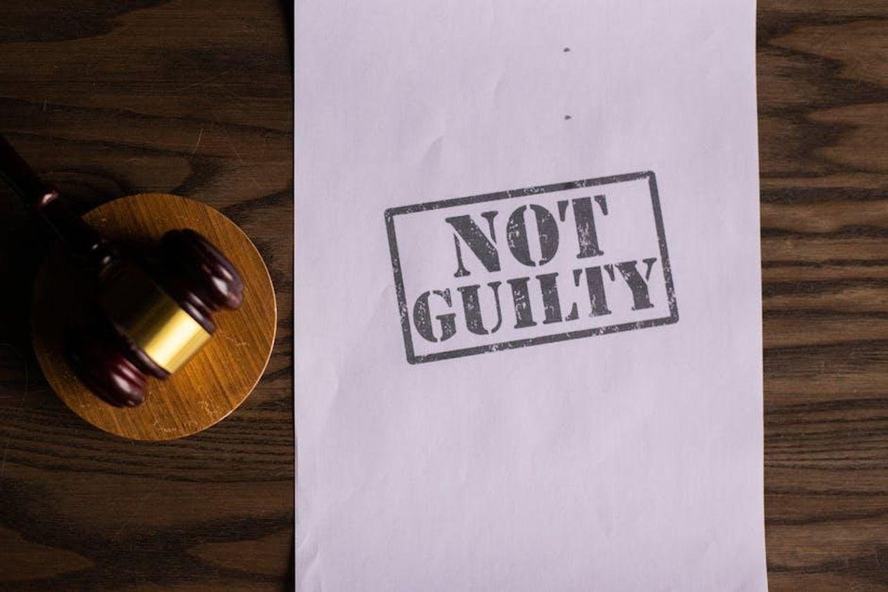 Il_giudice_e_la_privacy_di_Prince_Harry_sFamJ7PV0u - Confidenze24 Source: KATRIN BOLOVTSOVA - pexels - A courtroom document labeled 'Not Guilty' beside a gavel symbolizes justice.