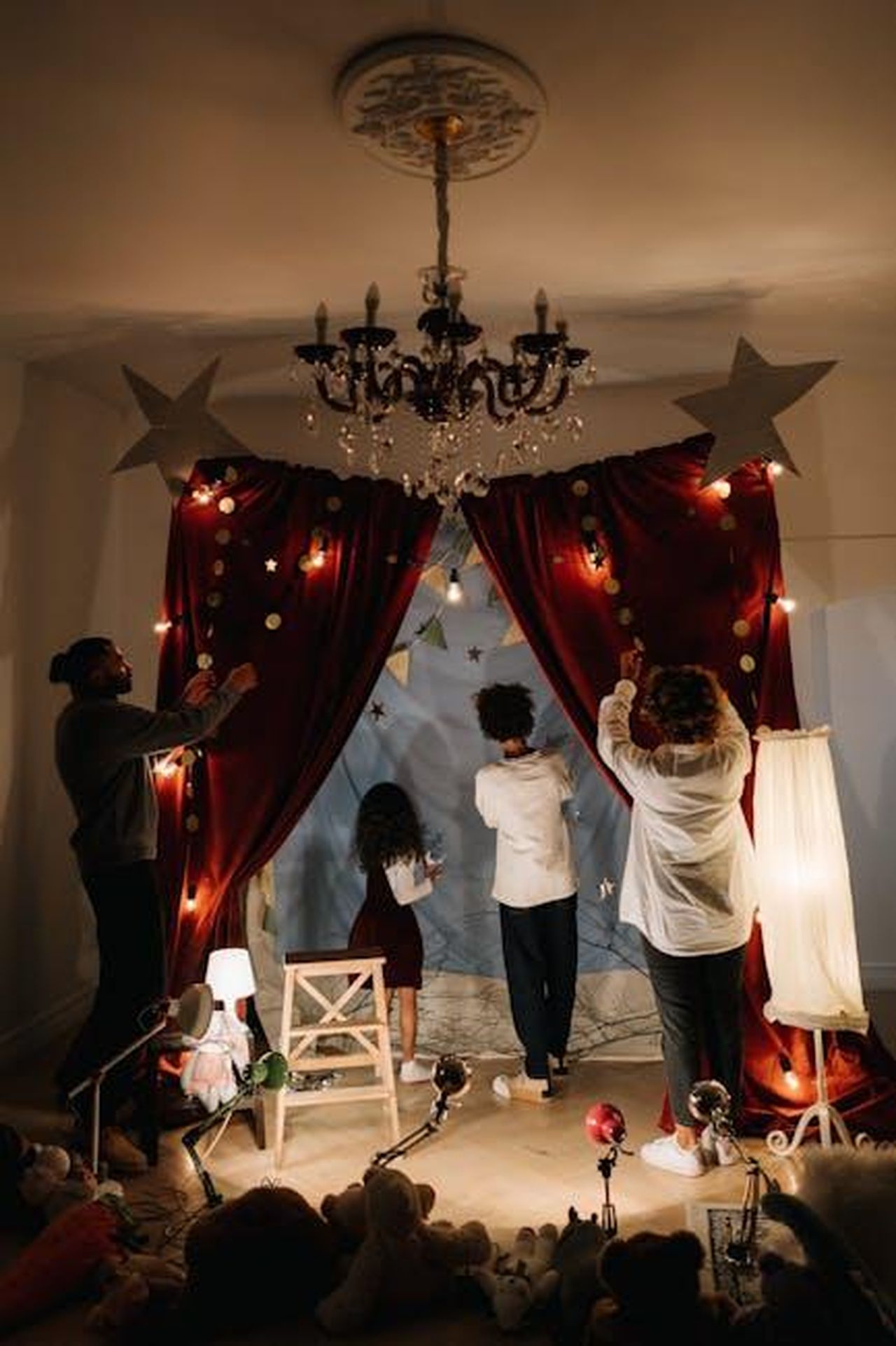 Il_legame_con_Marco_e_la_verit_nella_commedia_ME4aWQN52d - Confidenze24 Source: cottonbro studio - pexels - A family enjoying a creative theater setup at home.