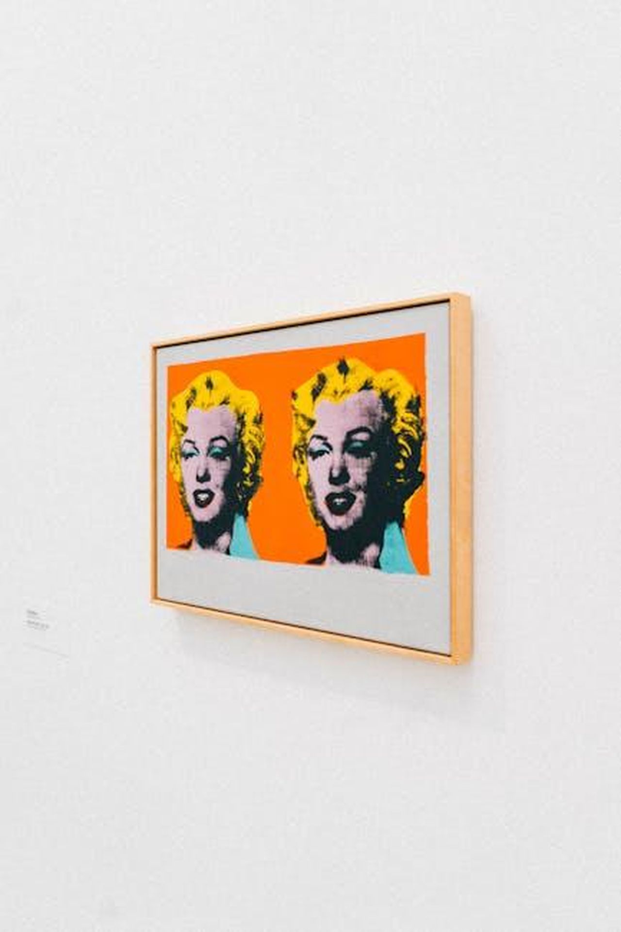 Il_legame_con_Marilyn_Monroe_3PU6rPCq3N - Confidenze24 Source: Martin Péchy - pexels - Vibrant pop art portrait of a famous icon on gallery wall.