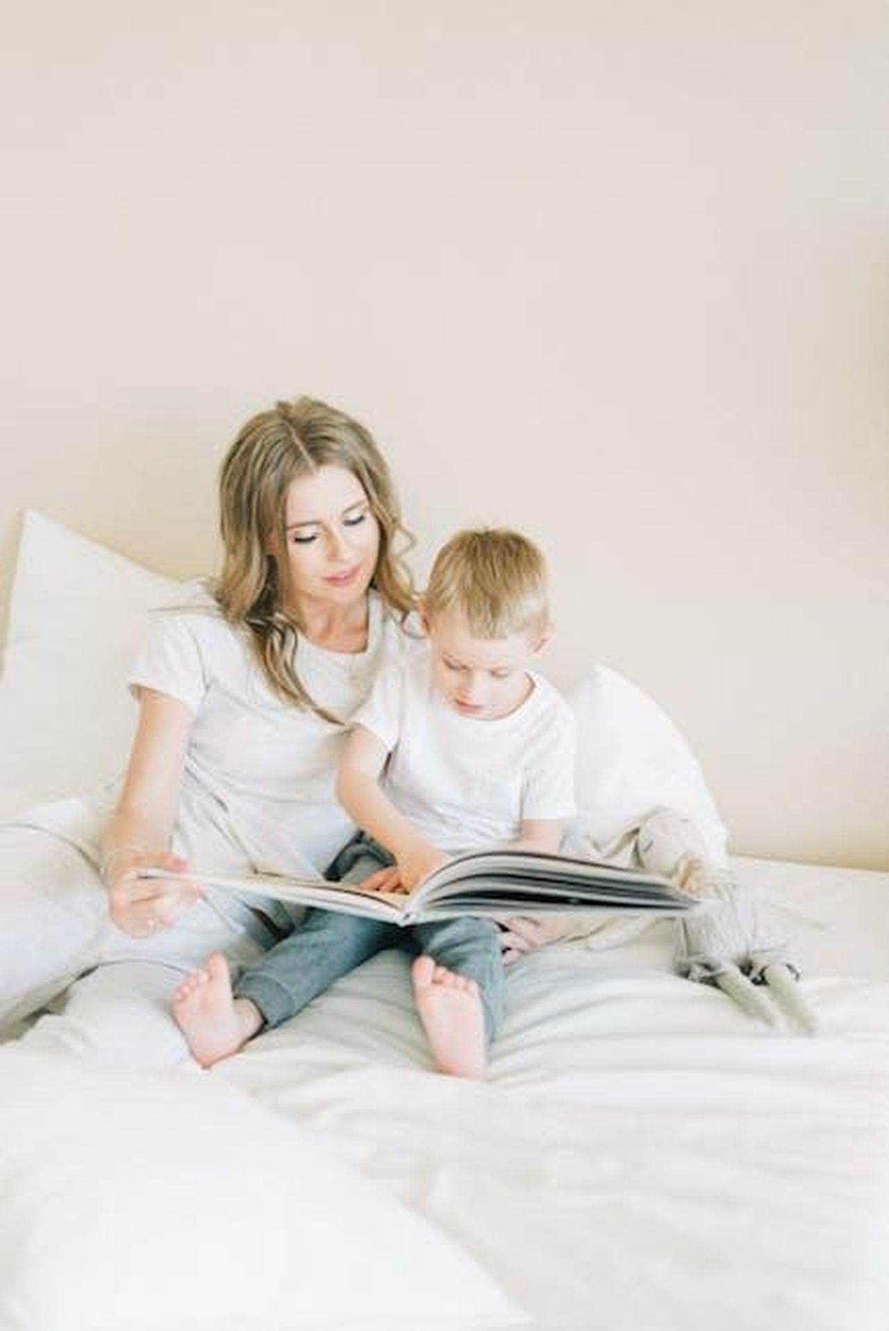 Il_legame_con_i_suoi_nipoti_e_limportanza_della_lettura_GnkFfx9Gc8 - Confidenze24 Source: Leeloo The First - pexels - A mother and her child reading a book together in a cozy bedroom setting, fostering love and education.