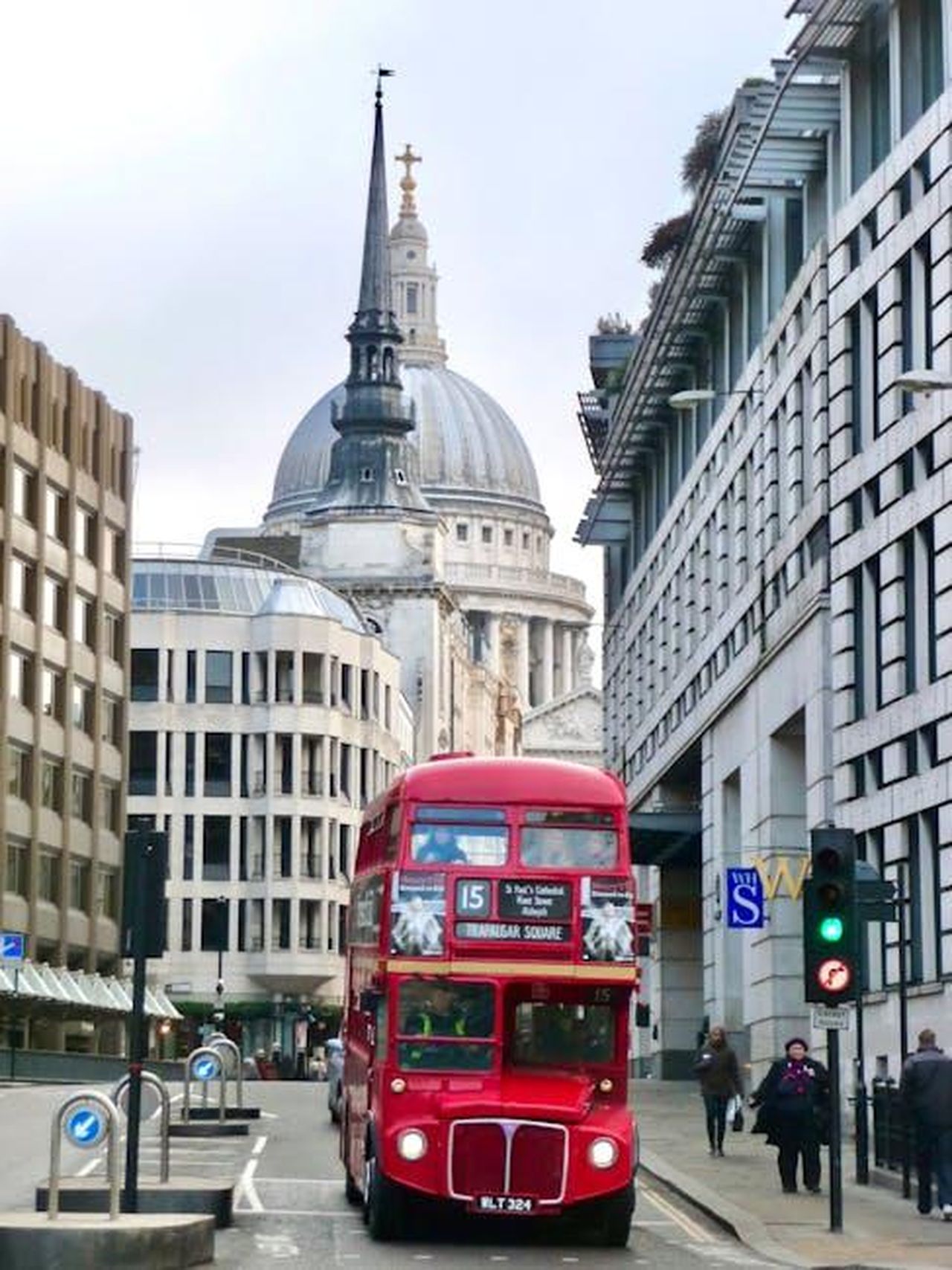 Il_legame_di_Knauf_con_la_famiglia_reale_iqIR1agxK7 - Confidenze24 Source: Andreas Leindecker - pexels - A classic red double-decker bus in front of St Paul's Cathedral, capturing London's charm.