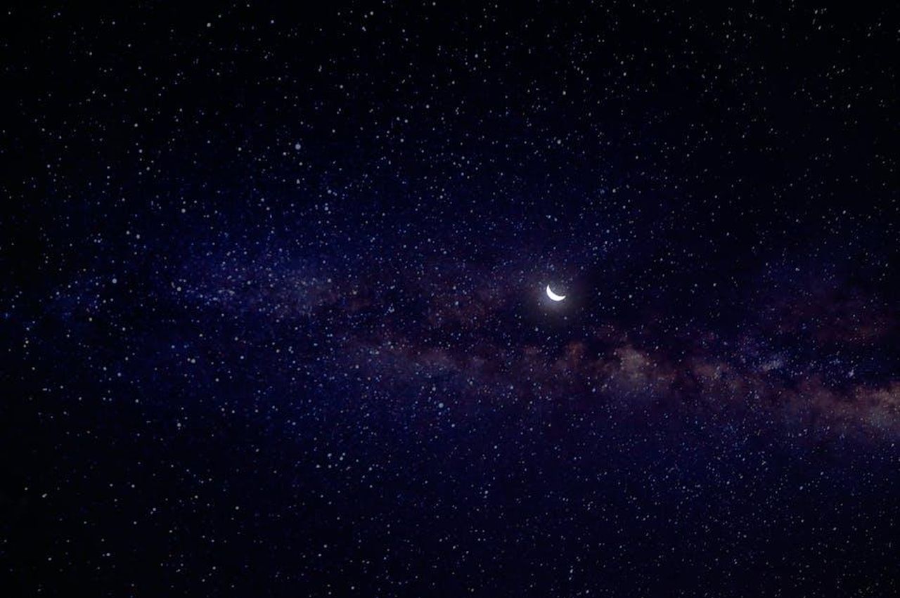 Il_mese_di_marzo_dal_punto_di_vista_dellamore_e_delle_finanze_pagelle_da_Ariete_a_Cancro_LWcvhSUGe1 - Confidenze24 Source: Min An - pexels - A serene view of a crescent moon nestled in a star-filled night sky with the Milky Way.