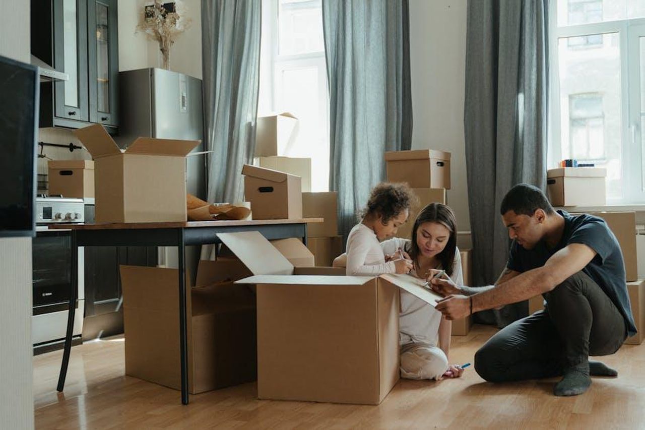 Il_nostro_trasferimento_in_una_nuova_casa_73vpQqpO6K - Confidenze24 Source: cottonbro studio - pexels - A family unpacks moving boxes in their new home kitchen, creating a cozy atmosphere.