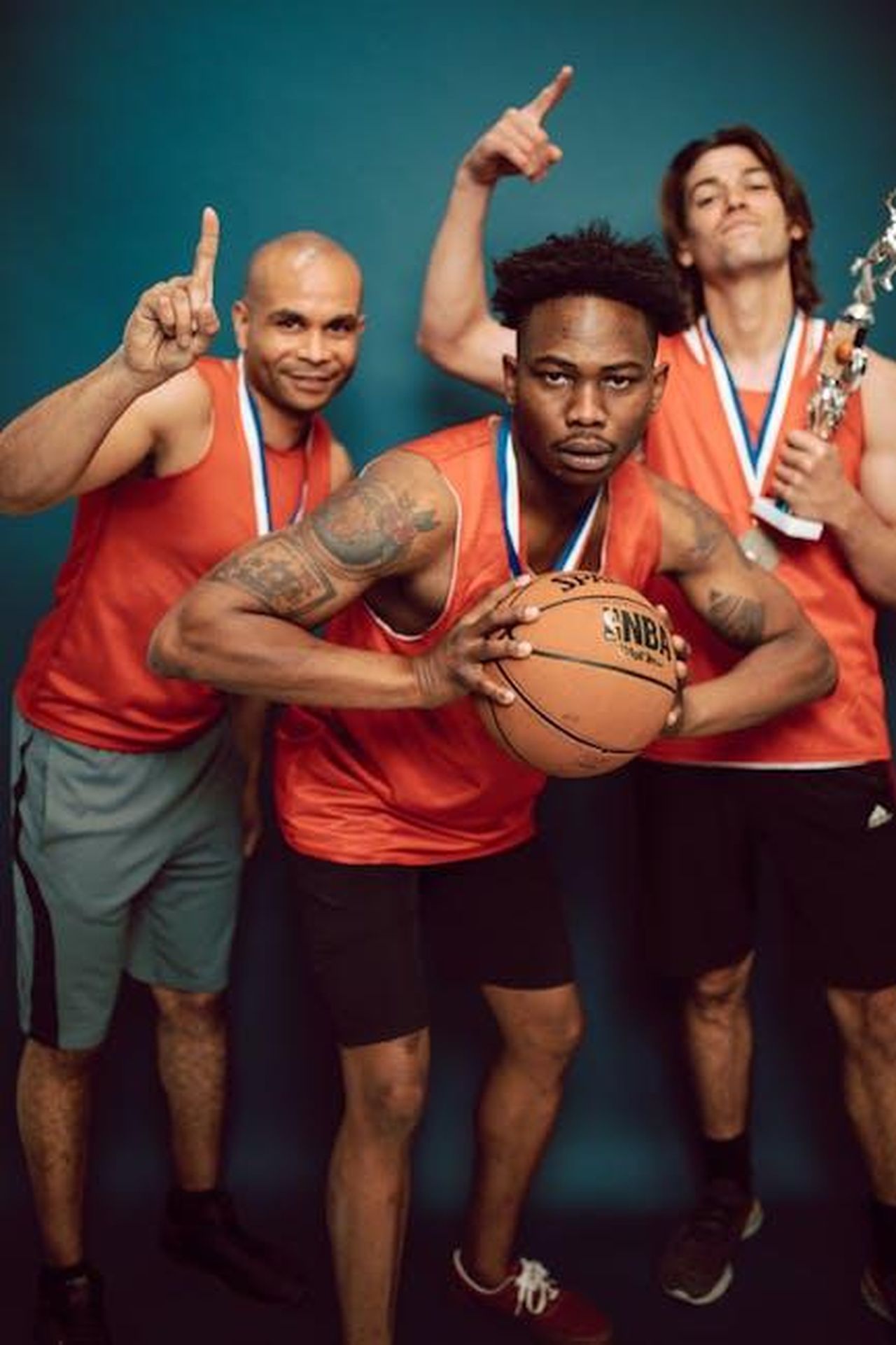 Il_palmares_di_Myriam_Sylla_a_Parigi_2024_lultima_medaglia_doro_olimpica_BQdsKDRpVM - Confidenze24 Source: RDNE Stock project - pexels - A basketball team celebrates victory with medals and a trophy in a studio setting.