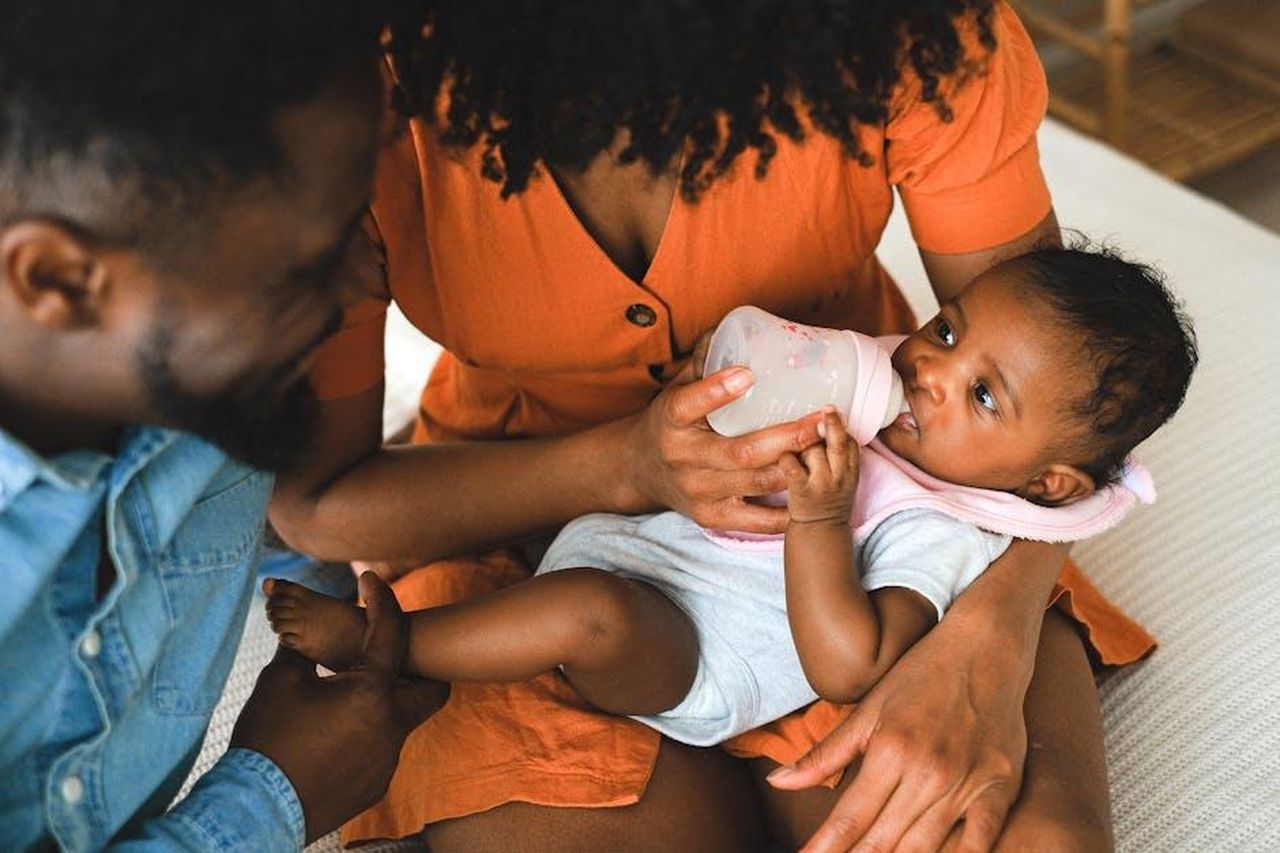 Il_pap_Dwyane_Wade_un_padre_protettivo_e_affettuoso_ys5TPgkfGk - Confidenze24 Source: Anna Shvets - pexels - Parents lovingly feeding their baby with a bottle. A warm family moment captured indoors.
