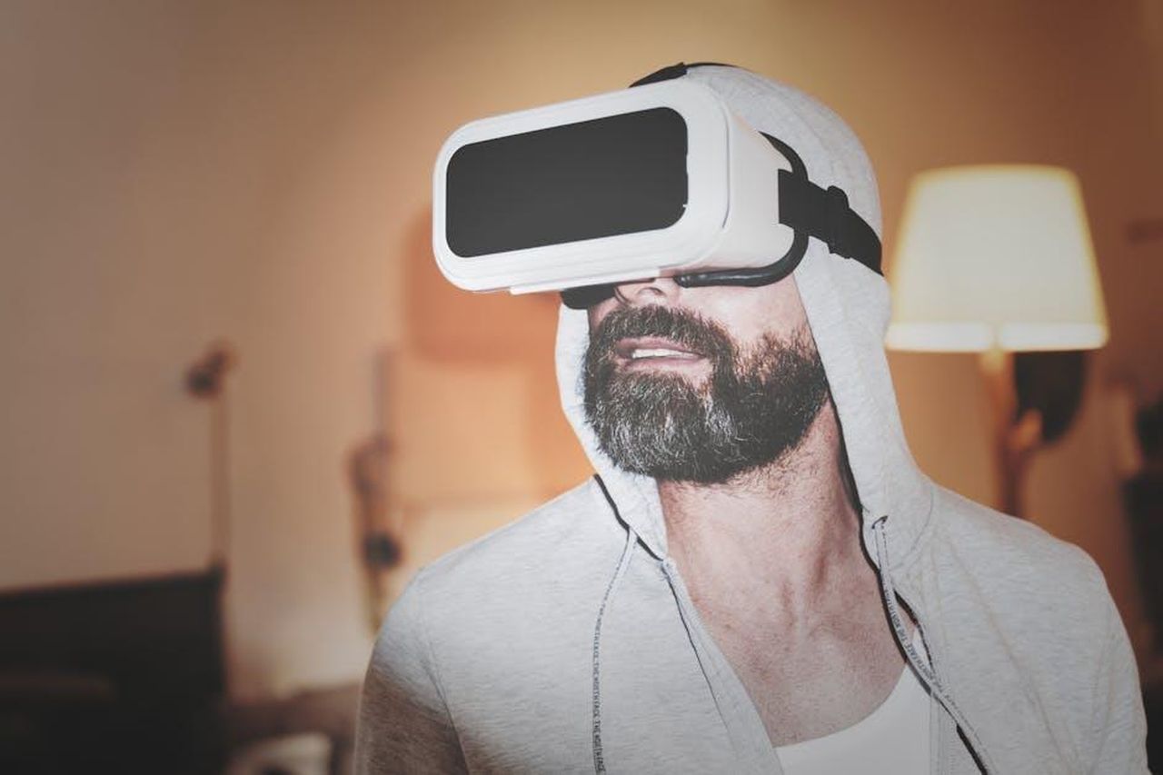 Il_parallelo_con_ledizione_del_passato_wqEQDkSiPj - Confidenze24 Source: mali maeder - pexels - Adult man wearing VR headset and hoodie, experiencing virtual reality indoors.