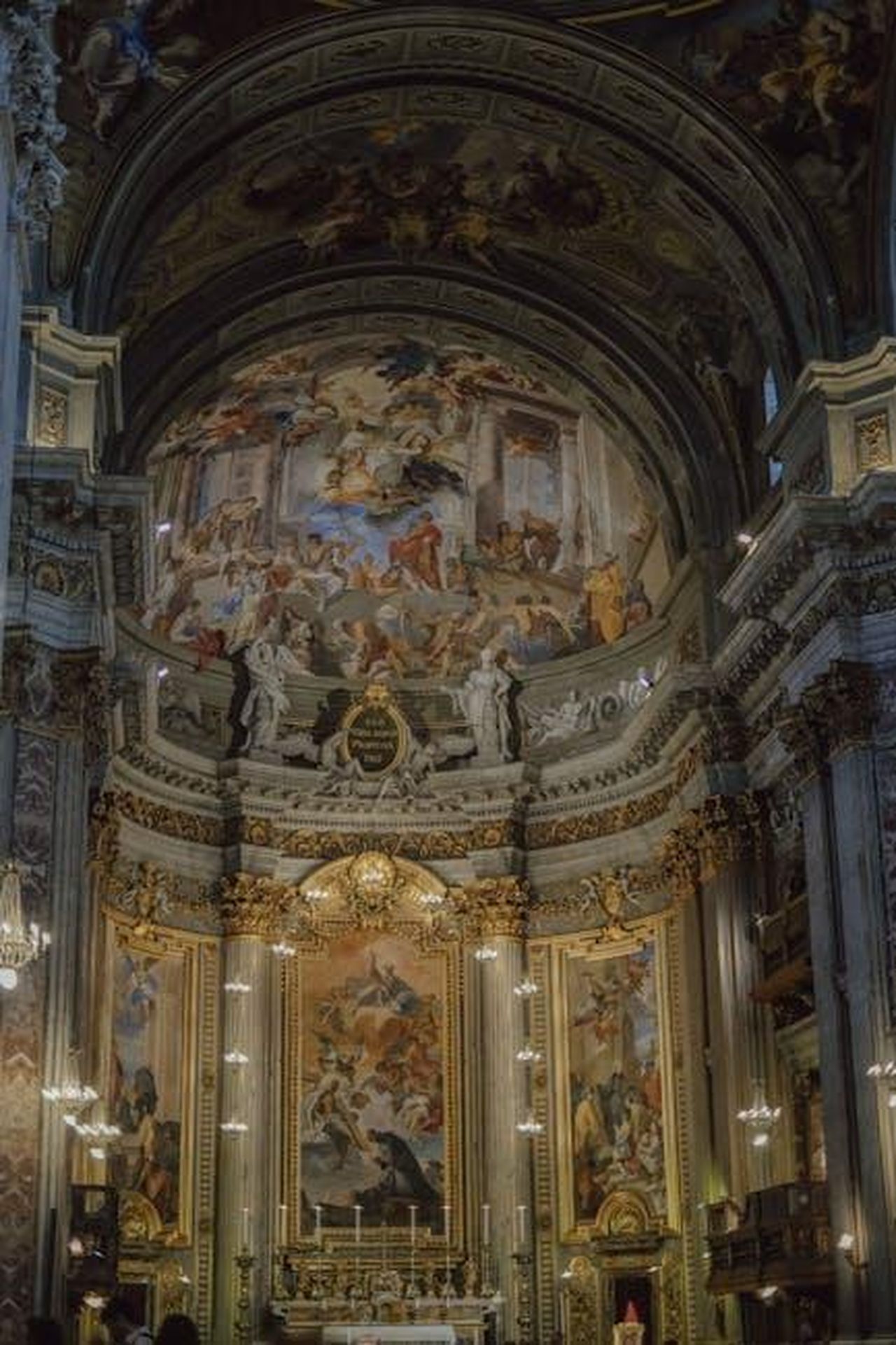 Il_parere_degli_spettatori_1aZk5XLeFz - Confidenze24 Source: Azra Tuba Demir - pexels - Stunning Baroque church interior showcasing intricate frescoes and grand architecture.