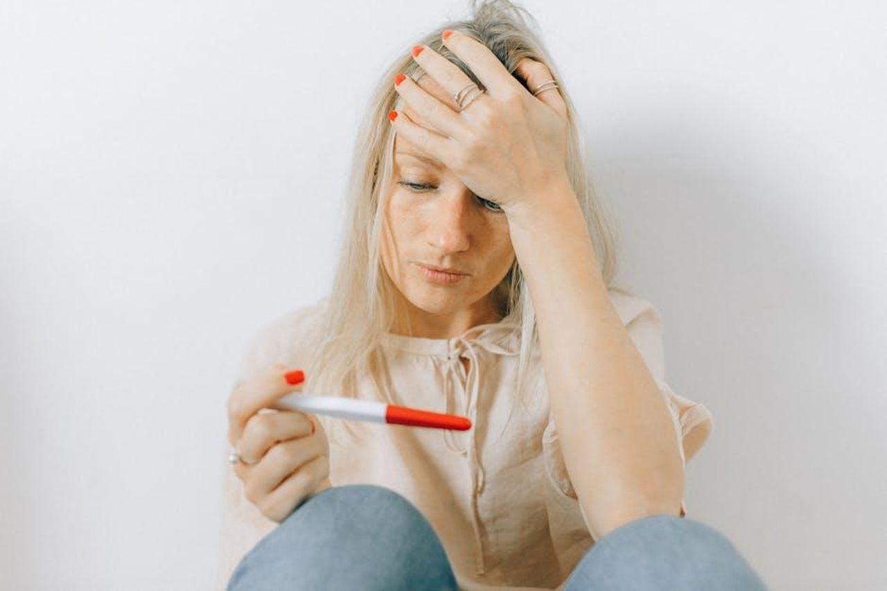 Il_parere_degli_spettatori_WvLC1Oy3LA - Confidenze24 Source: Nataliya Vaitkevich - pexels - A concerned woman looks at a pregnancy test, reflecting emotions of anxiety and uncertainty.