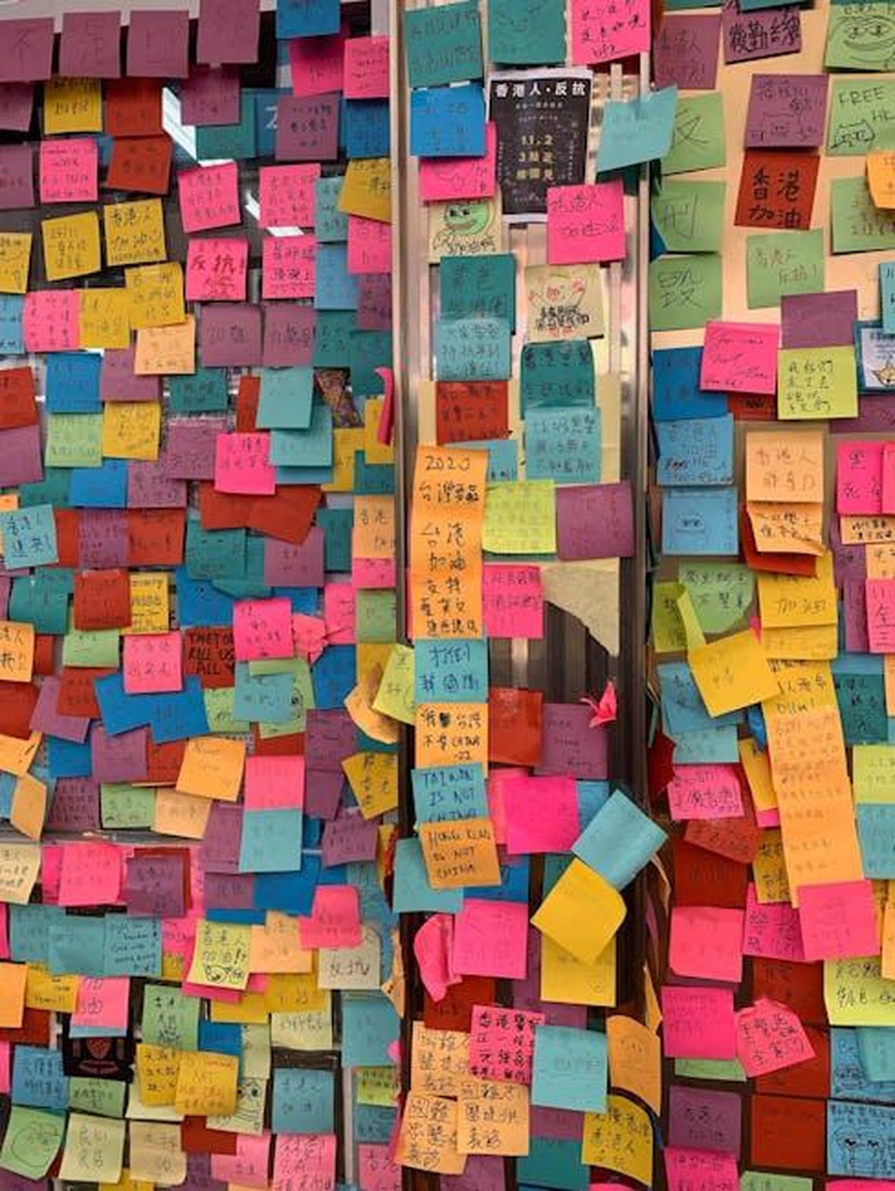 Il_parere_degli_spettatori_Zl0HFcsHjj - Confidenze24 Source: kosta karampelas - pexels - Vibrant wall covered in sticky notes with various messages and colors indoors.