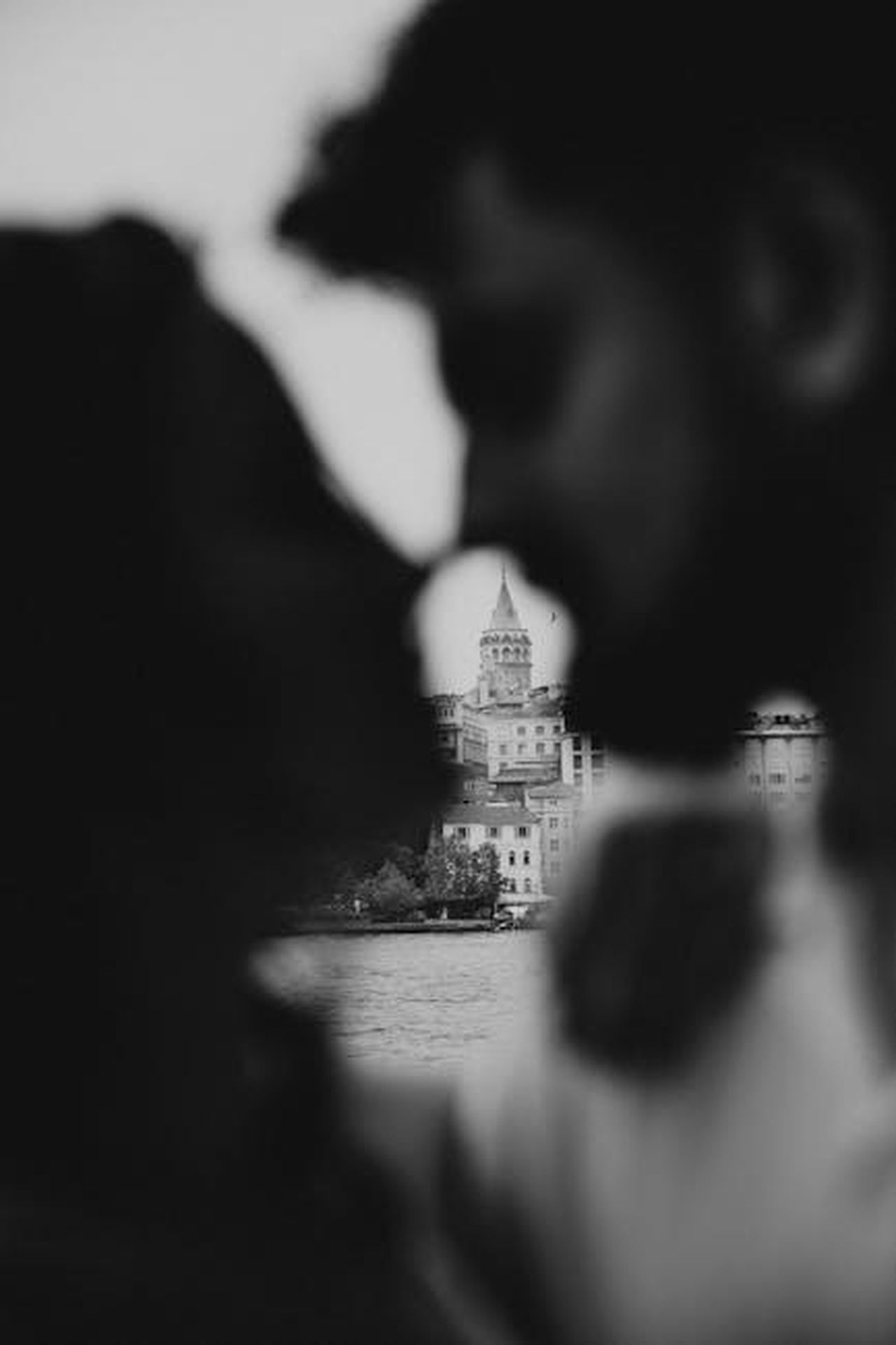 Il_passato_con_Laura_Torrisi_37R1IkBKTw - Confidenze24 Source: Lokman Sevim - pexels - A moody black and white photo featuring a couple's silhouette with the iconic Galata Tower in Istanbul.