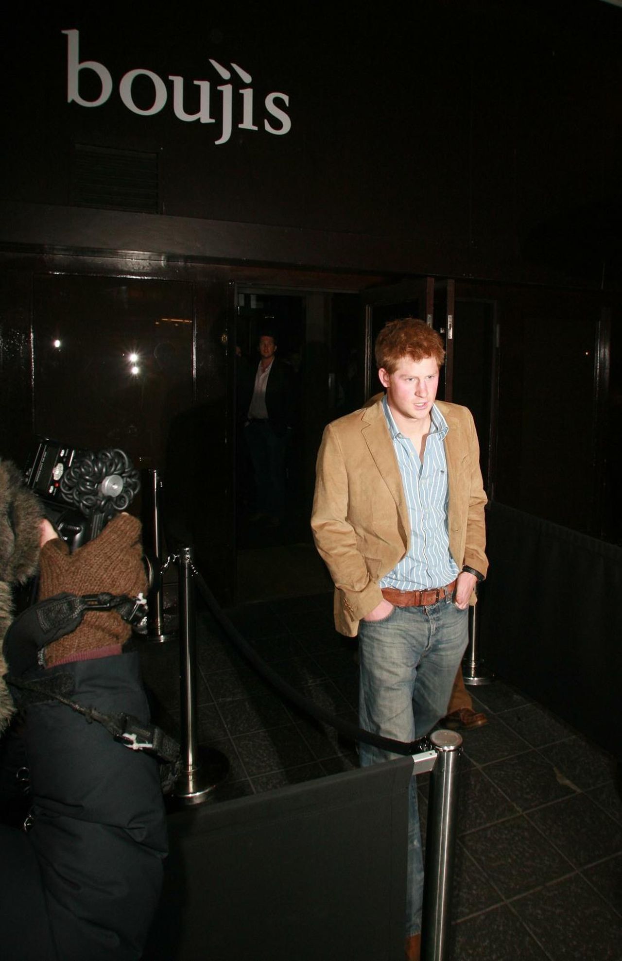 Il_passato_di_Boujis_con_i_reali_YqxEWcUCBz - Confidenze24 Il passato di Boujis con i reali - Prince Harry lascia il nightclub Boujis a Londra