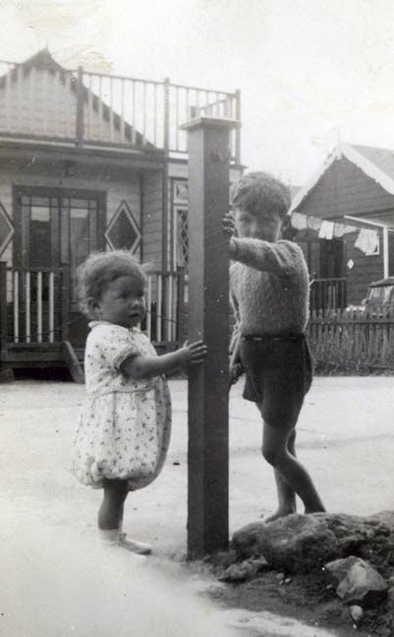 Il_passato_di_Kid_Rock_e_Audrey_Berry_lLFuEbY3NE - Confidenze24 Source: Brett Jordan - pexels - Two children playing near a post in an outdoor vintage black and white scene with houses in the background.