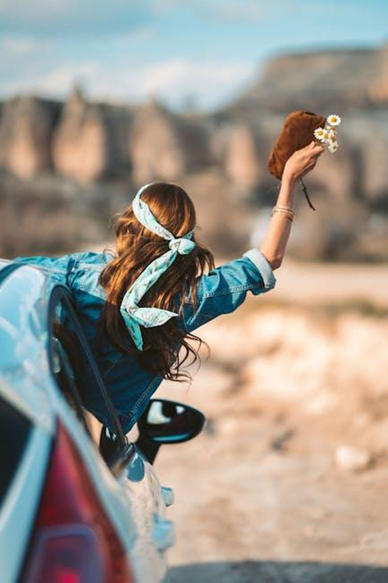 Il_percorso_di_Rudy_Mostarda_nel_mondo_dellhair_styling_EMMcKsavxh - Confidenze24 Source: Taryn Elliott - pexels - Woman in denim leans out a car window, enjoying a road trip through Cappadocia, Turkey.