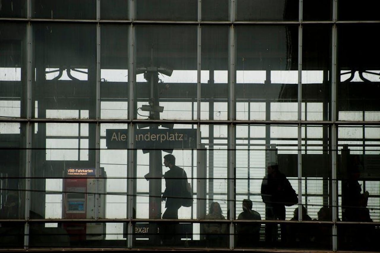 Il_percorso_nel_Trono_Classico_9ftN16NdAH - Confidenze24 Source: silvio mencarelli - pexels - Silhouette of commuters at Alexanderplatz station in Berlin, captured through glass reflections.