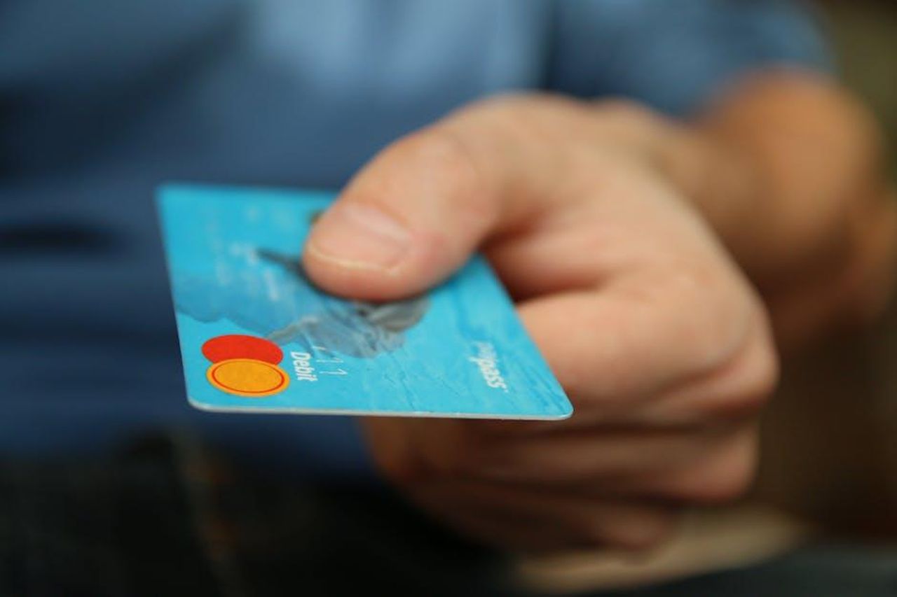 Il_possibile_innesto_di_Chemsdine_Talbi_nella_Juventus_ou0t1t4RxH - Confidenze24 Source: Pixabay - pexels - A close-up shot of a hand offering a blue debit card for payment.