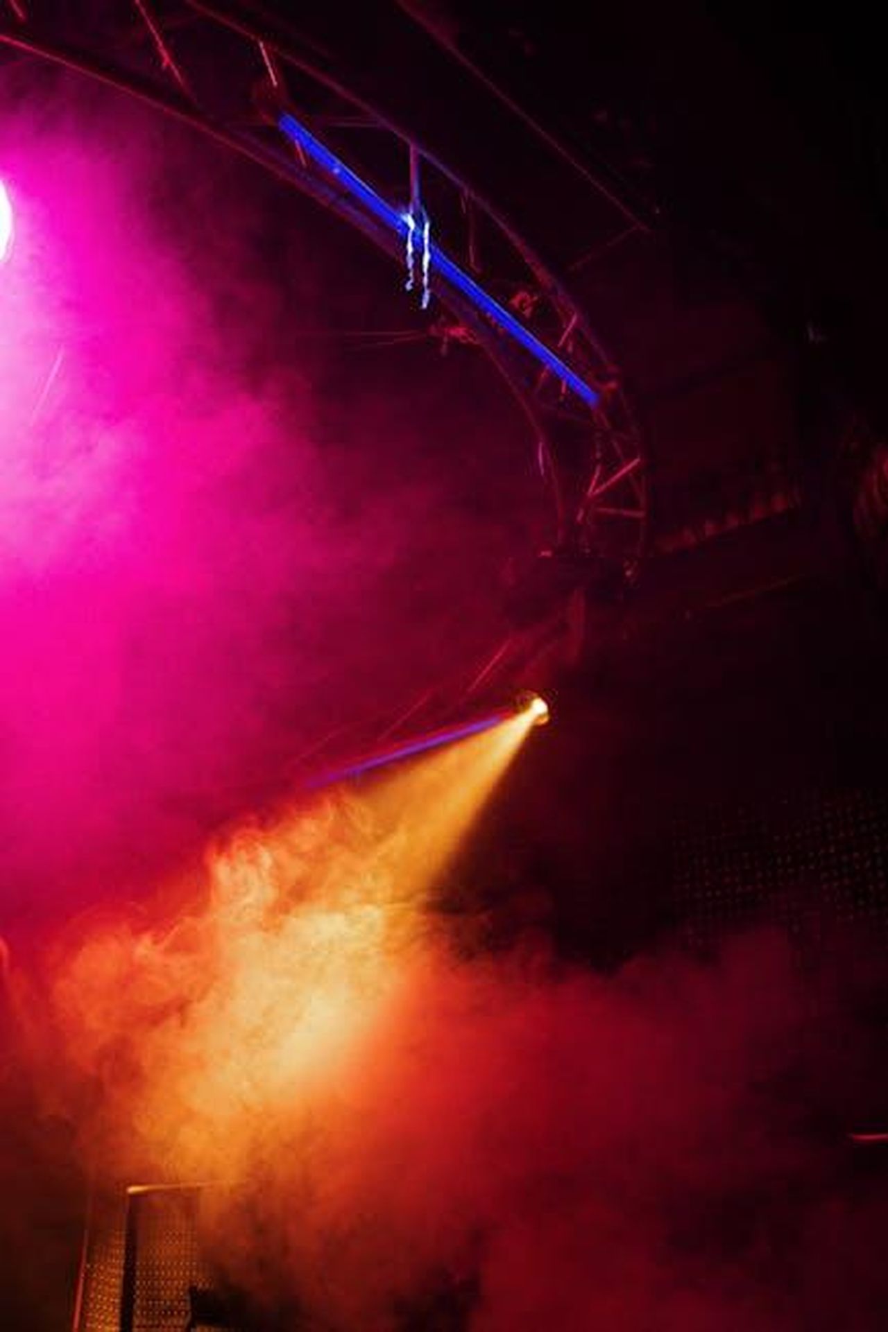 Il_presagio_di_Antonio_Maietta_e_lo_scontro_con_Antonio_Fico_braI8Fli6d - Confidenze24 Source: cottonbro studio - pexels - Colorful nightclub scene with vibrant lighting and smoke creating an energetic party vibe.