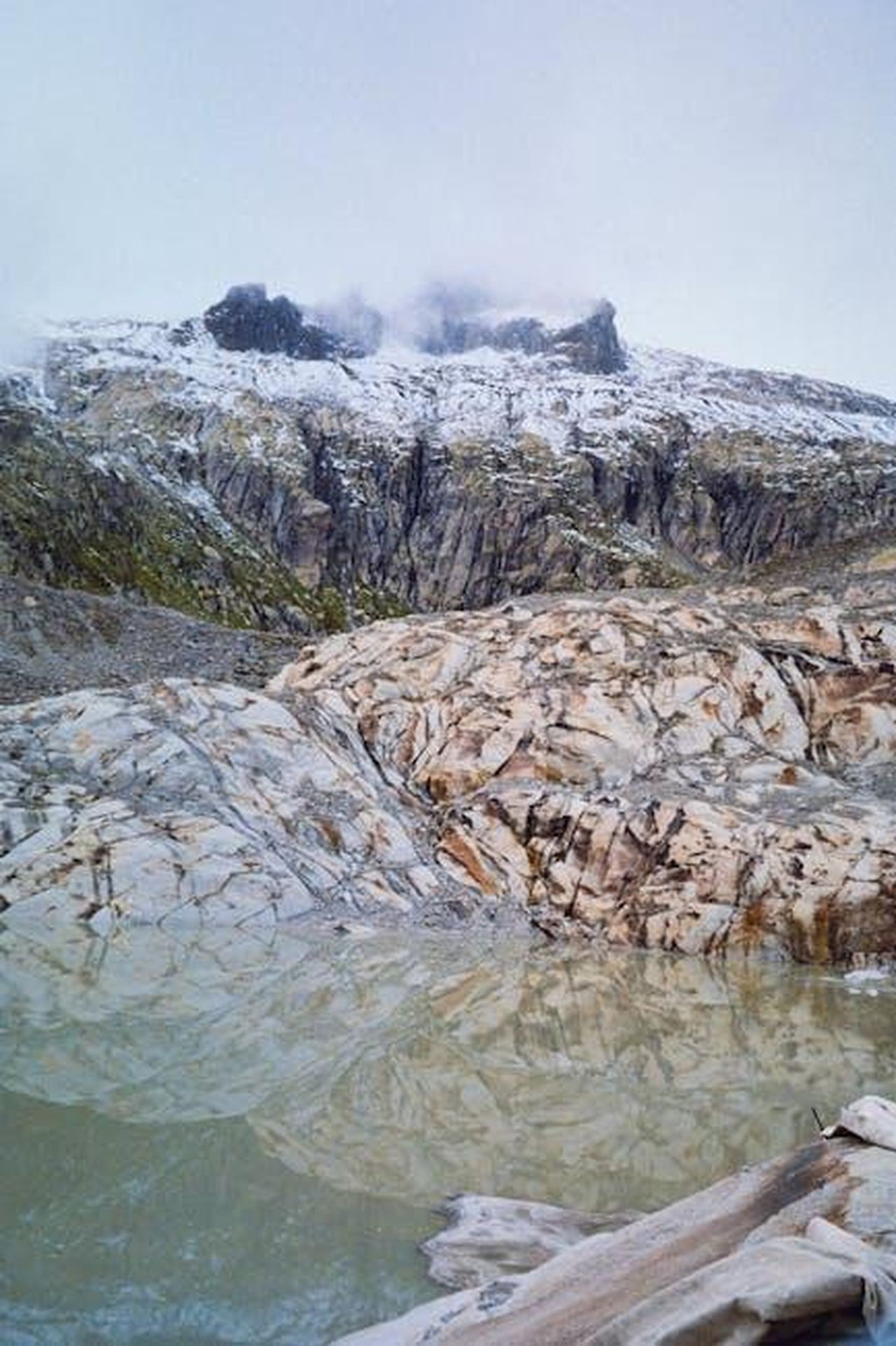 Il_processo_di_AAP_Rocky_dettagli_e_reazioni_P0TvuiYrxW - Confidenze24 Source: Tessa M - pexels - A stunning view of a glacier reflecting in the lake under a misty sky.