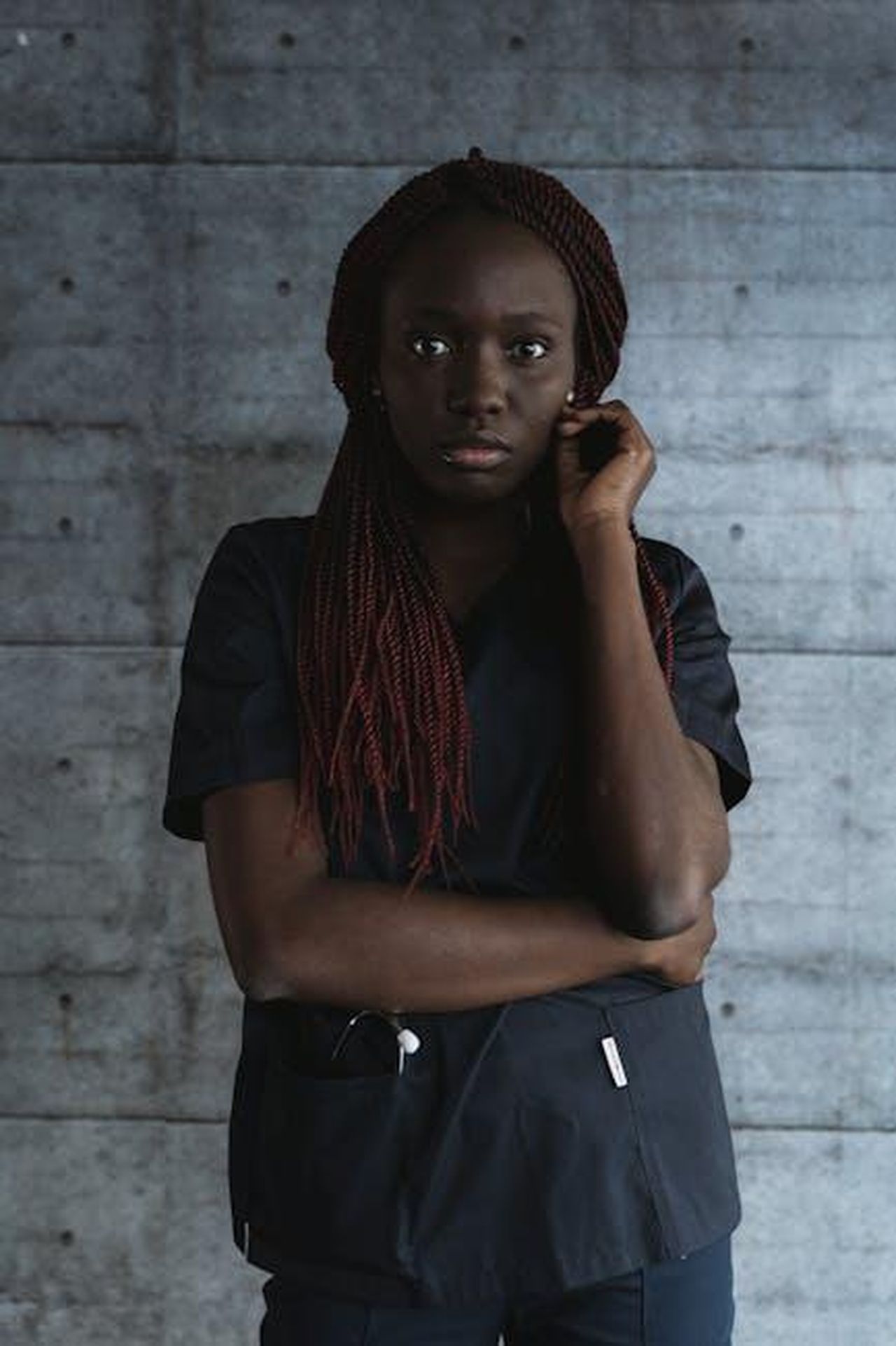Il_racconto_dellepisodio_raccontato_dopo_il_ricovero_1VA6K4Jnug - Confidenze24 Source: Tima Miroshnichenko - pexels - Portrait of a black female medical professional standing with crossed arms against a concrete wall.