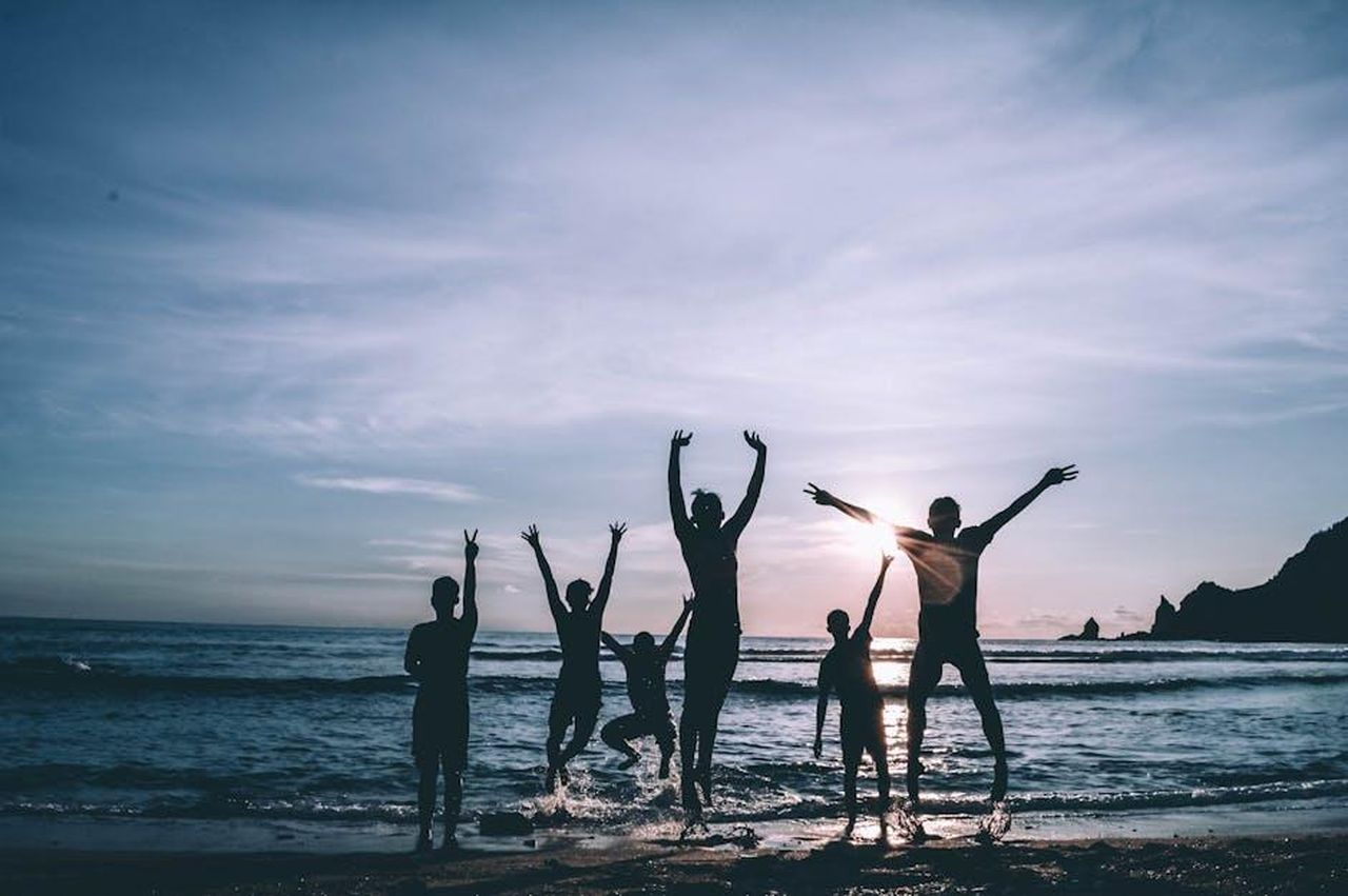 Il_rapporto_con_Jessica_Morlacchi_SC7PL97BaV - Confidenze24 Source: Bayu jefri - pexels - Silhouetted group of friends jumping joyfully on the beach at sunset, symbolizing freedom and happiness.