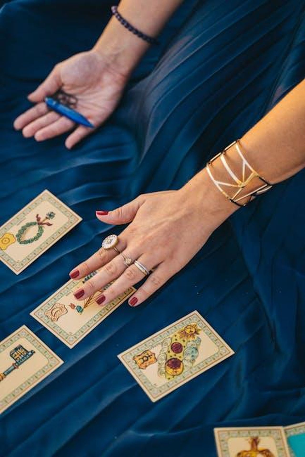 Il_resto_dei_segni_zodiacali_j9gai7TRlc - Confidenze24 Source: Anna Tarazevich - pexels - Elegant tarot card reading session with hands, jewelry, and mystical atmosphere.