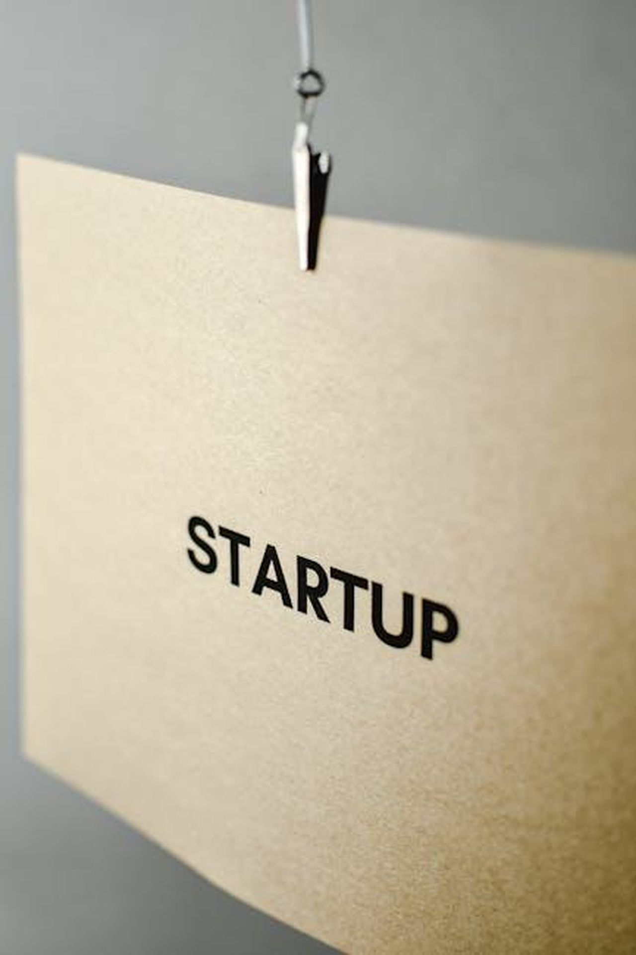 Il_retroscena_di_ARO_np0a11GDK1 - Confidenze24 Source: Eva Bronzini - pexels - Close-up of a brown paper sign with the word 'Startup', symbolizing entrepreneurship.