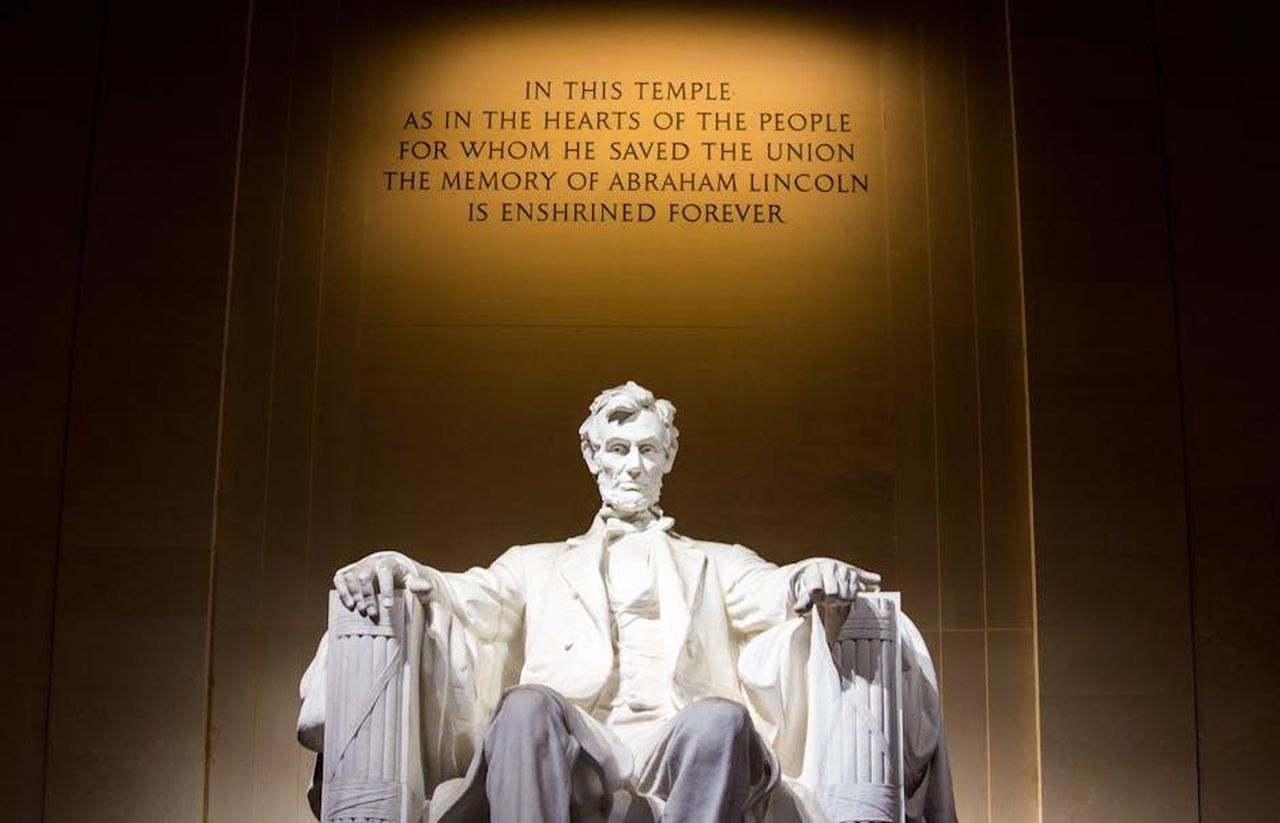 Il_riconoscimento_onorario_di_Angela_Bassett_nel_2024_W7NvUvIsqU - Confidenze24 Source: Pixabay - pexels - Illuminated Lincoln Memorial statue with engraved quote, Washington D.C.