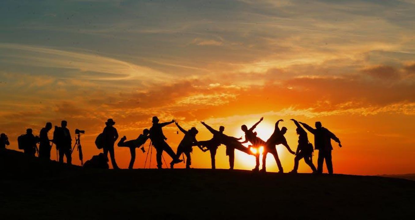 Il_successo_delle_zelena_JVVCkWFOu7 - Confidenze24 Source: Pixabay - pexels - Group of people silhouetted against a vibrant sunset, showcasing unity and joy.