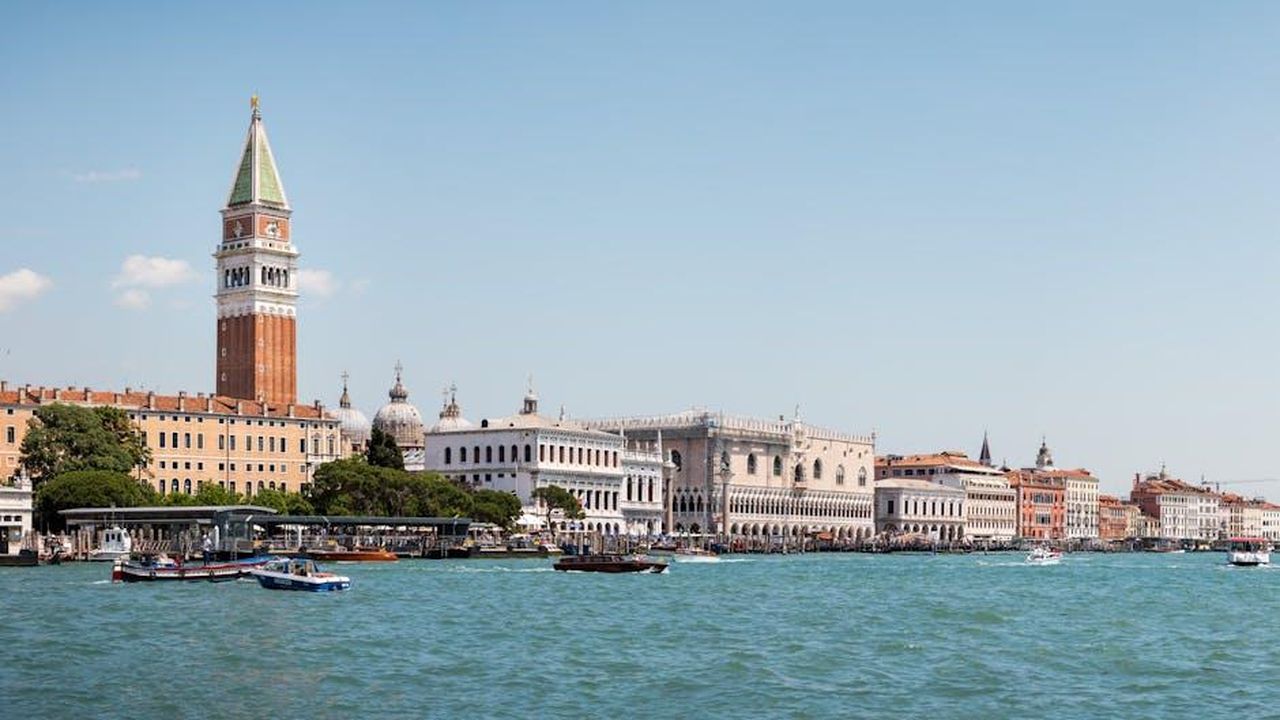 Il_successo_e_la_consacrazione_5C3lcO1v9W - Confidenze24 Source: Niklas Jeromin - pexels - Beautiful view of Venice's St. Mark's Campanile and waterfront buildings on a sunny day.