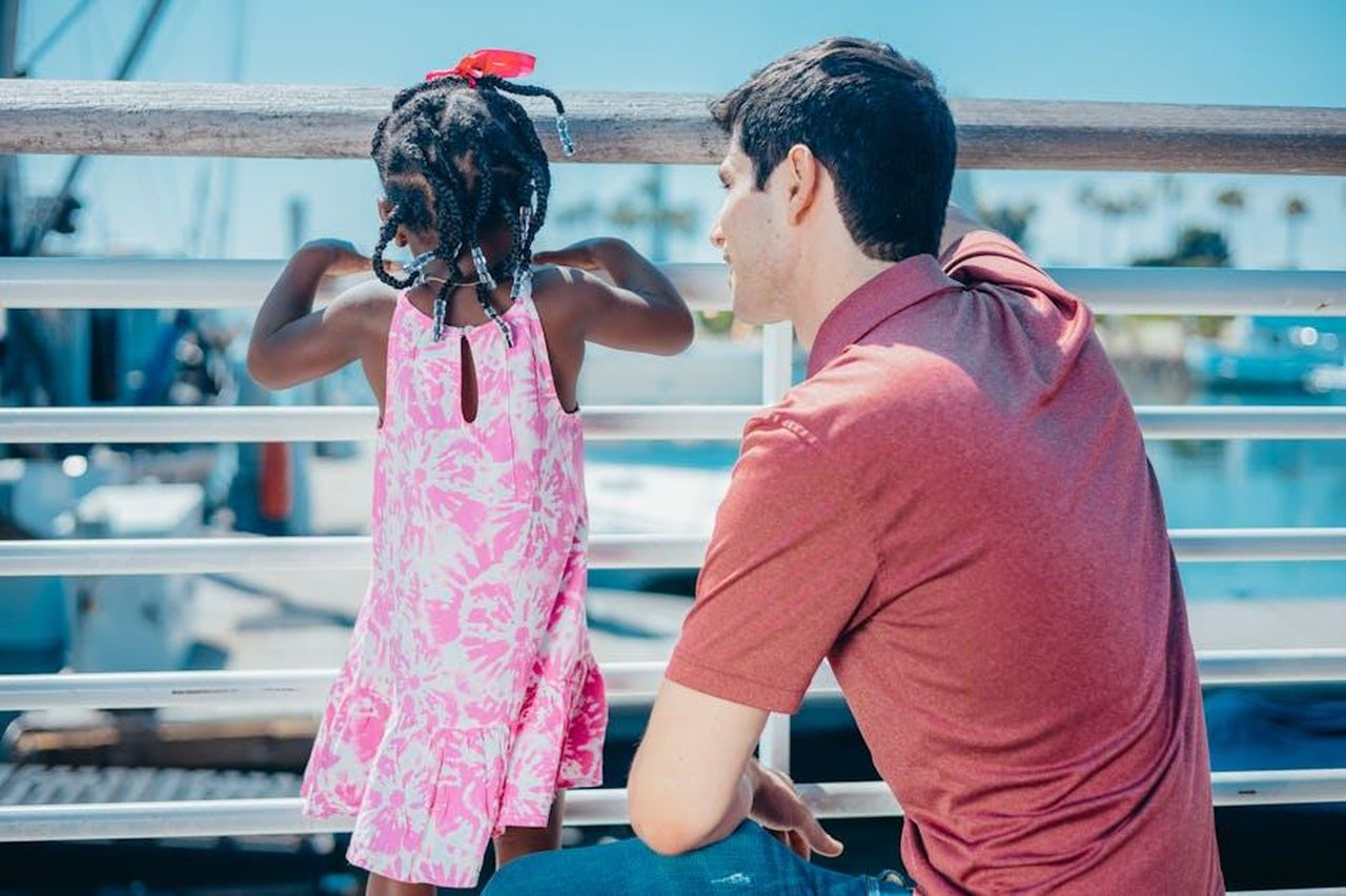 Il_supporto_dei_colleghi_e_la_vita_da_genitore_single_BqFUkE9hXt - Confidenze24 Source: Kindel Media - pexels - Man and young girl enjoying quality time together on a sunny day by the water.