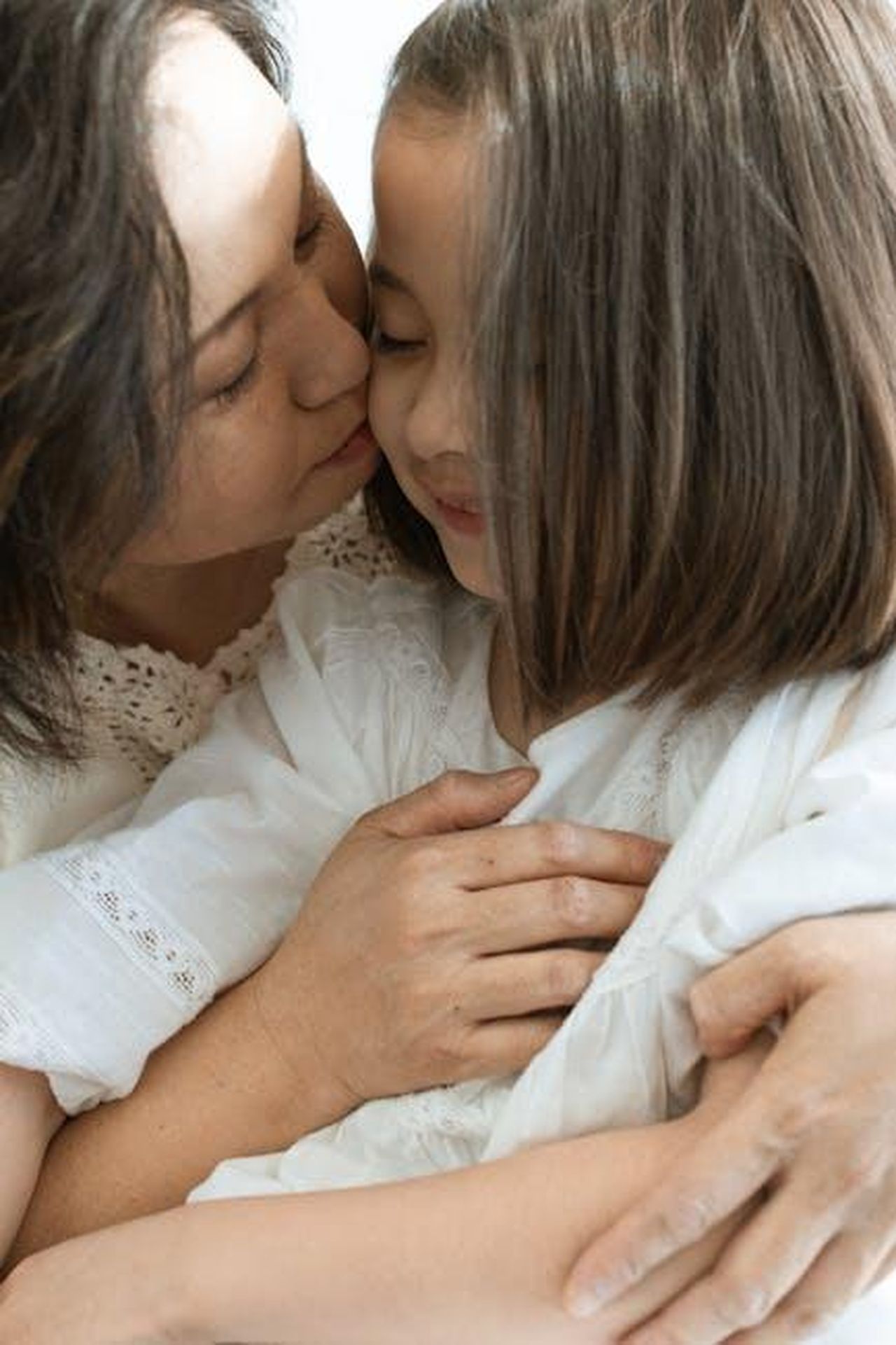 Il_supporto_della_MomSquad_7dpIGVPZOx - Confidenze24 Source: RDNE Stock project - pexels - A mother lovingly embraces her daughter, showcasing a tender moment of affection and warmth.