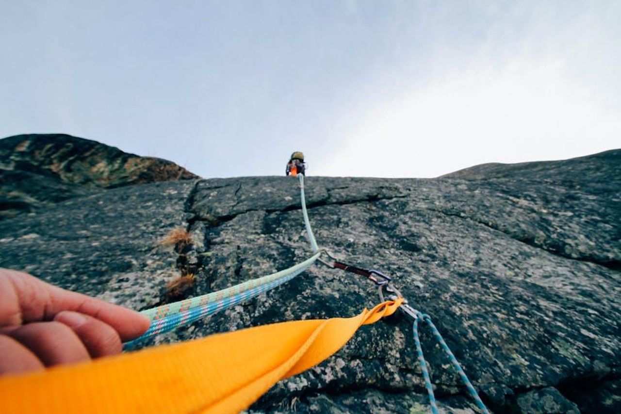Il_supporto_della_nipote_Linda_4SwKnXqQCd - Confidenze24 Source: Riccardo - pexels - Capture the thrill of rock climbing with this dynamic low-angle shot showcasing determination and teamwork.