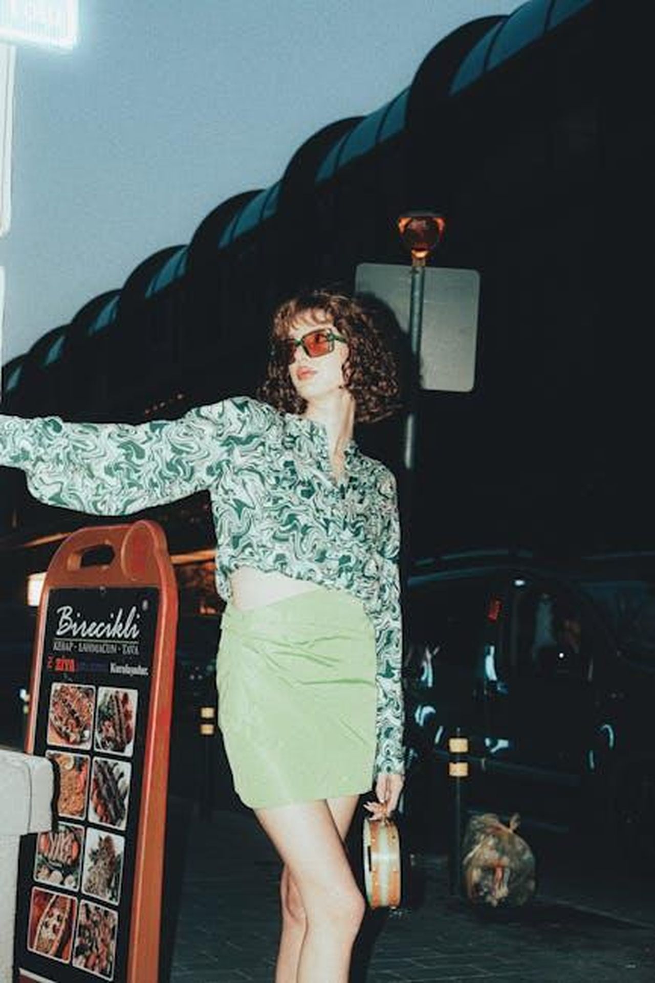 Il_vertice_della_classifica_Scorpione_al_1_posto_gHZ1DrZ3bT - Confidenze24 Source: Ozan Çulha - pexels - Stylish woman in vintage outfit posing on an urban street at night.