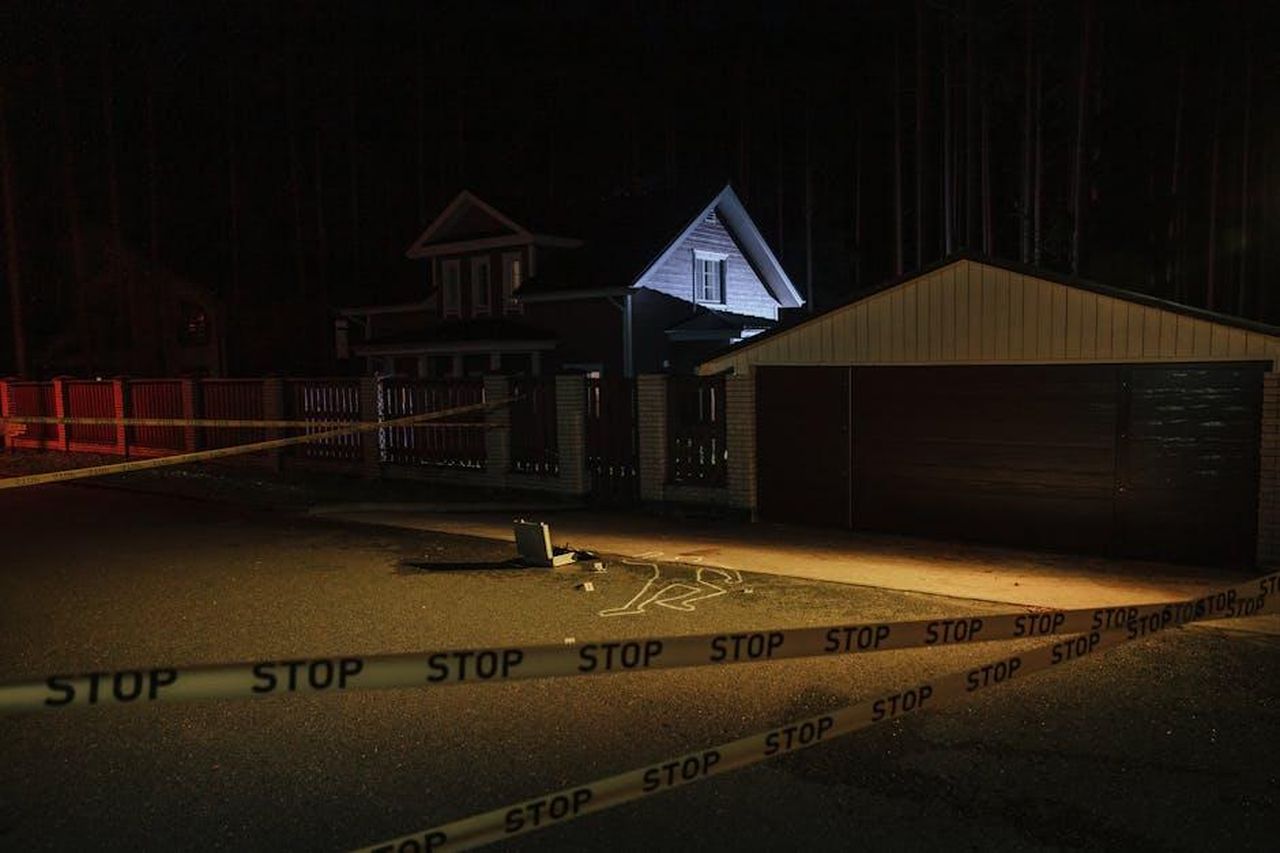 Il_vicino_ha_contattato_la_polizia_Jtj0MD2oMy - Confidenze24 Source: cottonbro studio - pexels - A night-time suburban crime scene with forensic evidence marked on pavement.
