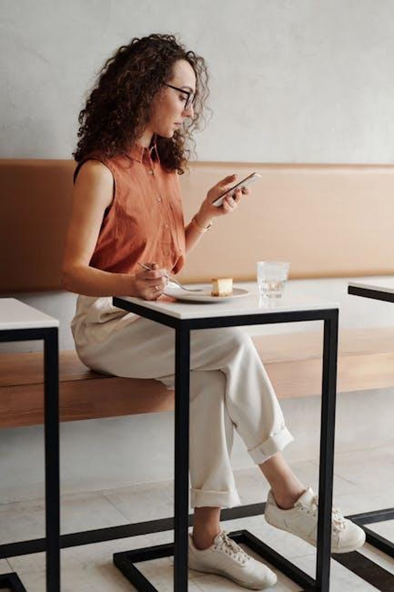 Il_video_di_Antonio_Fico_frecciata_posteliminazione_xmzCwLVIn6 - Confidenze24 Source: Edmond Dantès - pexels - A young woman enjoys a quiet moment at a coffee shop, checking her phone while seated.