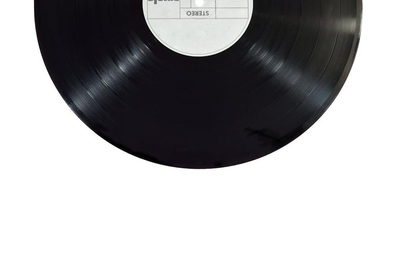 Il_vinile_e_il_mercato_discografico_TpXPMGIEgG - Confidenze24 Source: Miguel Á. Padriñán - pexels - A classic black vinyl record isolated on a white background.