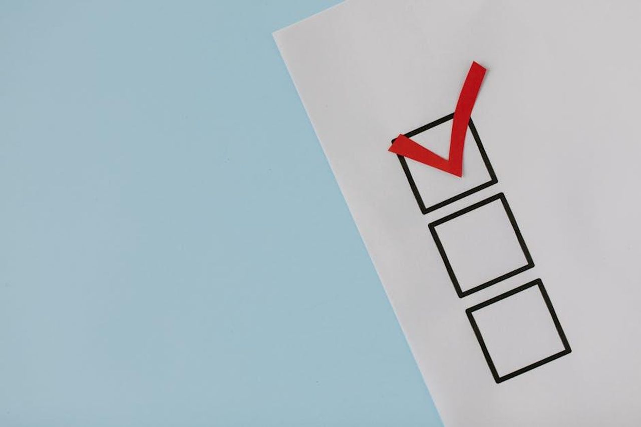 Il_voto_dei_professori_su_Antonio_4mFZC3Xt9x - Confidenze24 Source: Tara Winstead - pexels - A simple white paper checklist with one red checkmark, ideal for concepts like completion or approval.