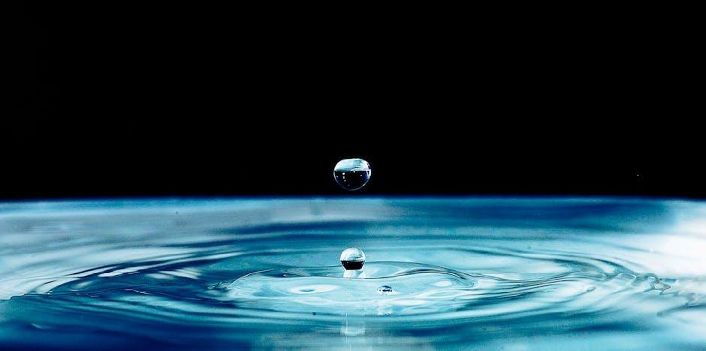 Impatto_sulla_vita_del_giovane_qGTZyfvdt6 - Confidenze24 Source: Jamal Yahyayev - pexels - Captivating macro shot of a water droplet impacting a calm surface, showcasing detail and movement.