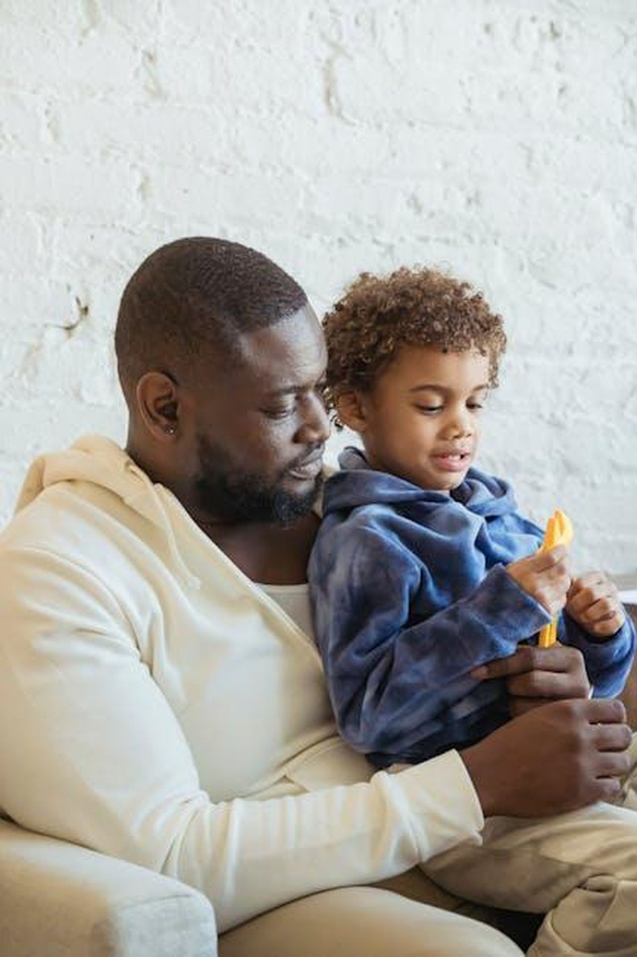 Impegno_reciproco_lavorare_sulla_relazione_DJYENrBP0d - Confidenze24 Source: Keira Burton - pexels - Heartwarming image of a father and son enjoying time together indoors.
