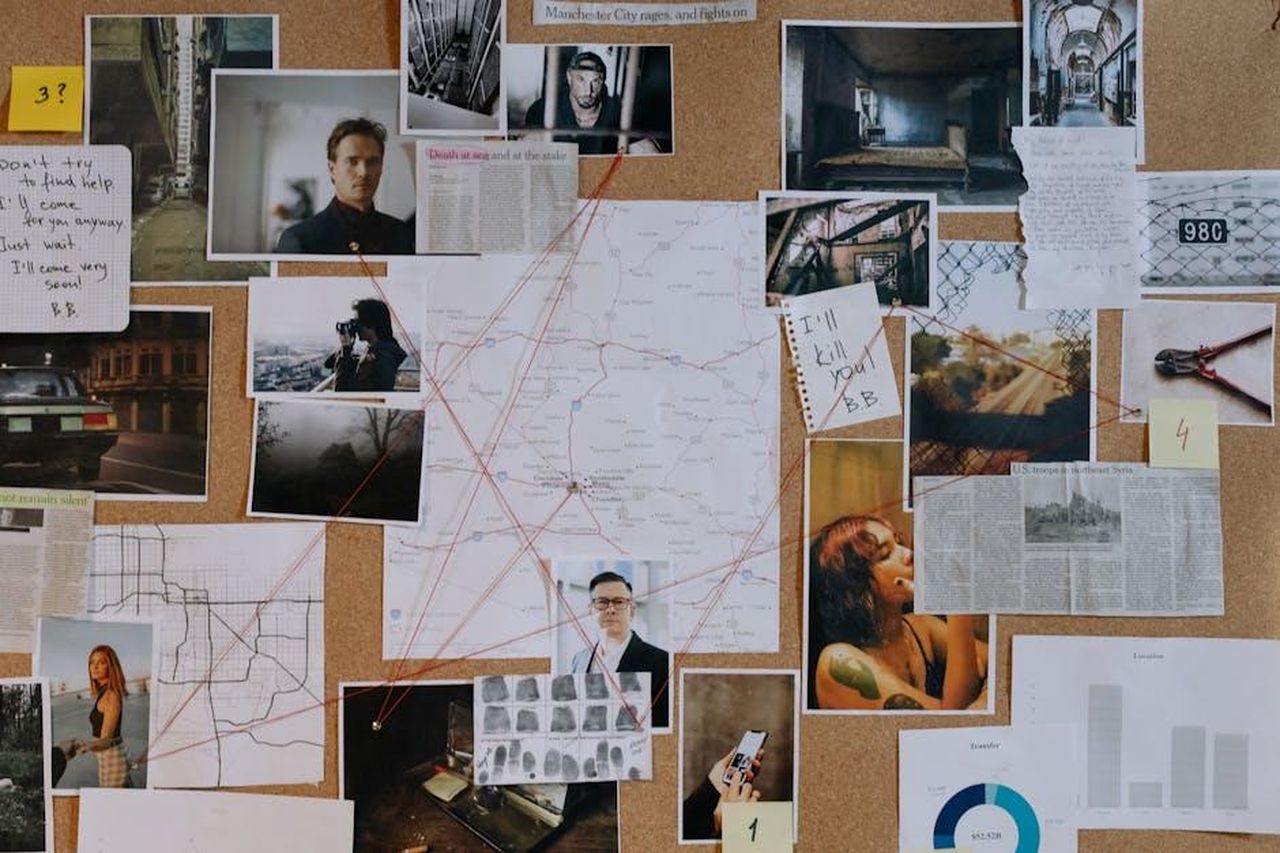 Indagini_in_corso_9xiLdkH6wj - Confidenze24 Source: cottonbro studio - pexels - A detailed crime investigation board filled with photos, maps, and red strings connecting clues and evidence.