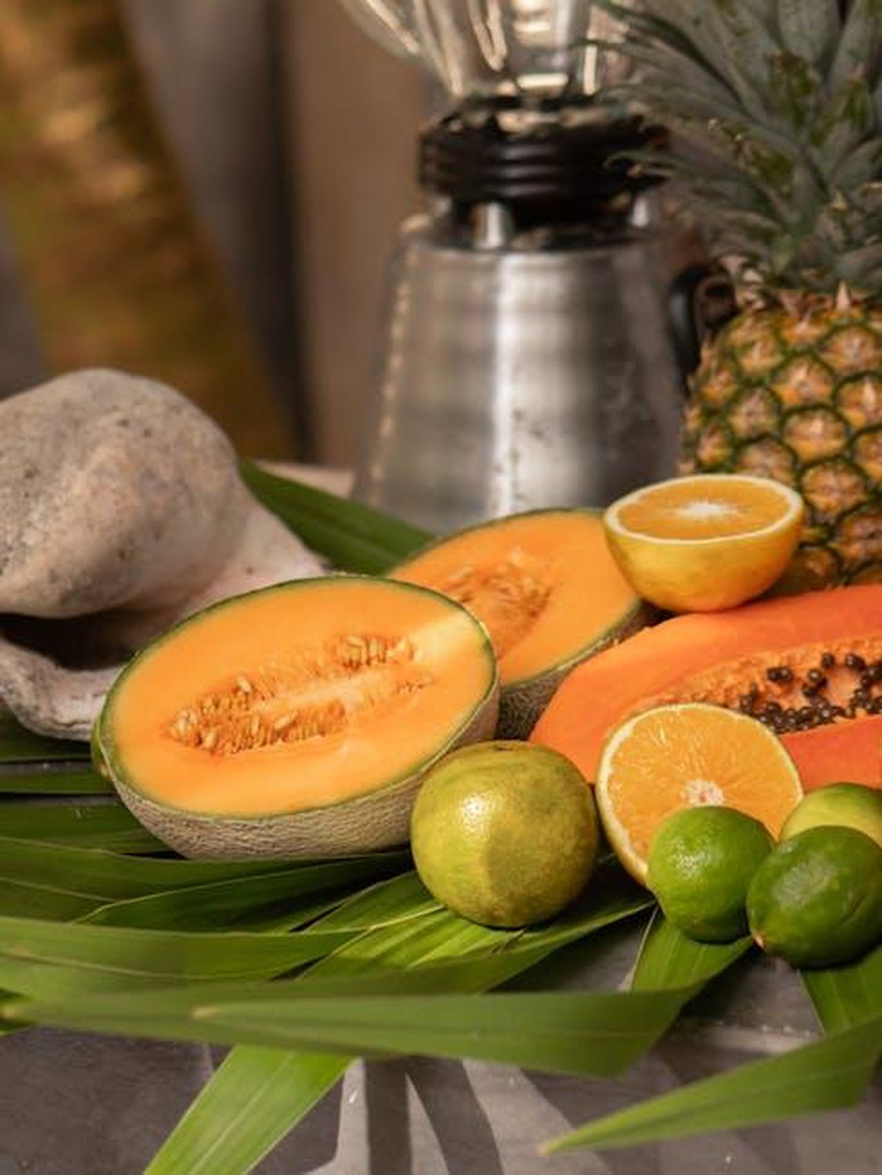 Ingredienti_e_preparazione_DhbqnIWyyd - Confidenze24 Source: Rodrigo Ortega - pexels - Colorful display of tropical fruits with a blender in a natural setting.