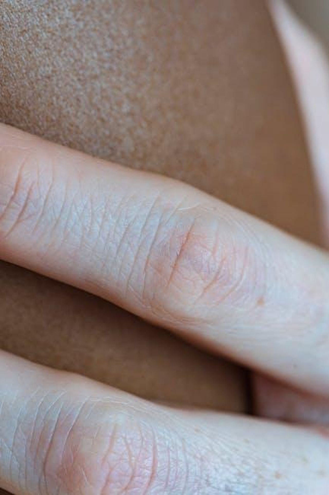 Ipotesi_sulle_condizioni_di_salute_della_contessa_Lz35IwP7kx - Confidenze24 Source: Angela Roma - pexels - Closeup of crop anonymous person gently touching nude natural skin of African American partner