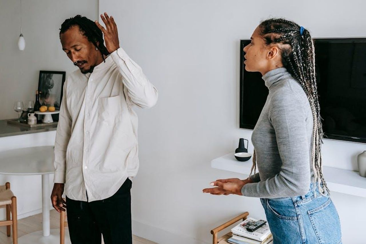 Izzi_ha_scioccato_i_fan_con_la_rottura_del_fidanzato_fUZKE65DK7 - Confidenze24 Source: Alex Green - pexels - Tired young ethnic man with dreadlocks in casual outfit gesticulating while having argument with wife at home