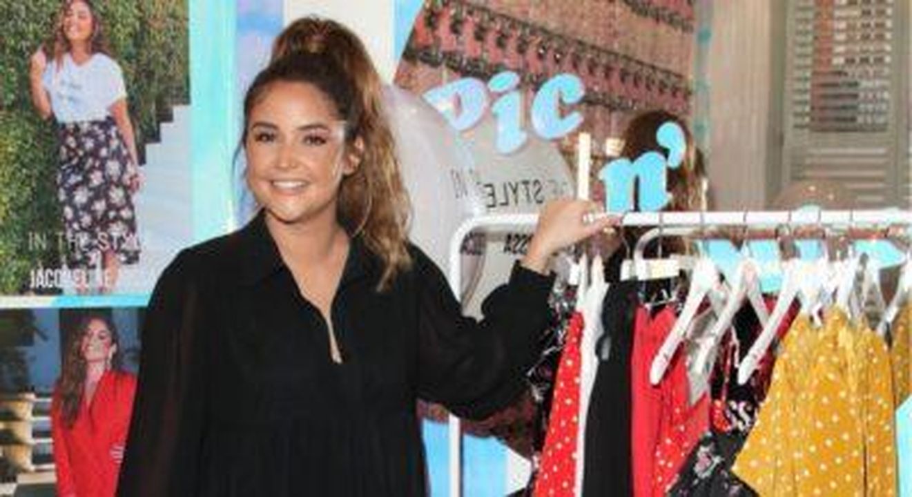 Jacqueline_Jossa_critica_In_The_Style_F3ft5J02OV - Confidenze24 Source: Keith Mayhew/ Cover Images - - Jacqueline Jossa posa con un rack di abbigliamento