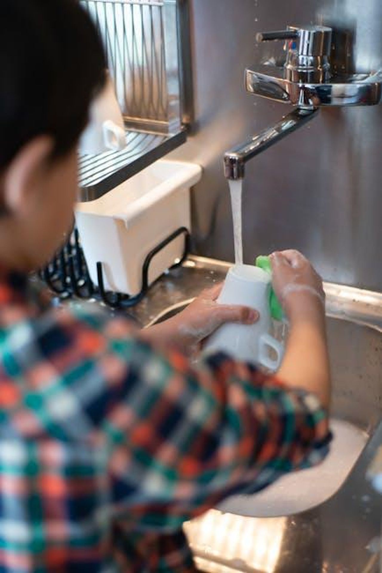 Jana_e_Curro_portano_Ramona_a_La_Promessa_JIyTL8aFcN - Confidenze24 Source: <a fref='https://www.pexels.com/@kampus' target='_new'>Kampus Production</a> pexels - A child washes dishes at a kitchen sink, focusing on home chores.