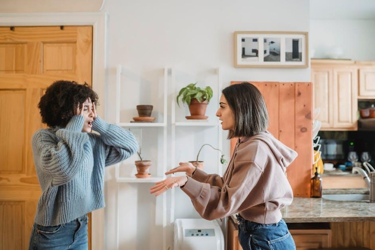 Janet_ha_definito_le_opinioni_di_Denise_egoistiche_K0plrAjMLr - Confidenze24 Source: Liza Summer - pexels - Side view of African American woman with closed eyes quarreling with female wile standing in light room near kitchen at home