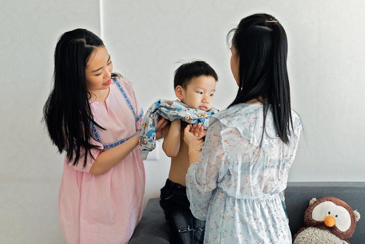 Jennifer_Garner_il_modello_ideale_per_Affleck_JCUWFzjzqv - Confidenze24 Source: Mikhail Nilov - pexels - Two mothers lovingly dress their young boy on the couch.