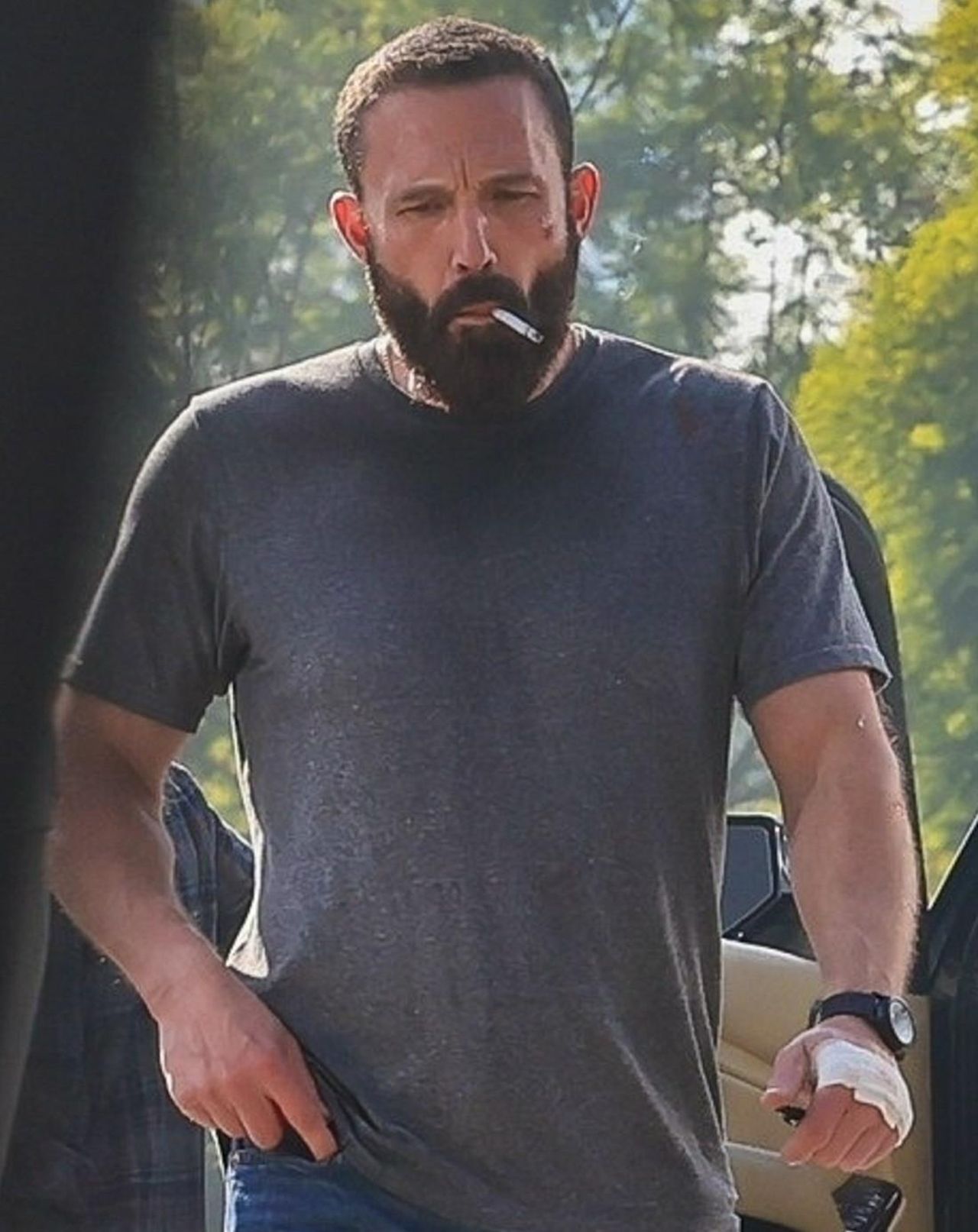 Jennifer_Lopez_in_tour_mentre_Affleck_si_adatta_alla_vita_da_single_Oa15kLoBZe - Confidenze24 Jennifer Lopez in tour mentre Affleck si adatta alla vita da single Source: Emma Bauso - pexels - A joyful family walking together outdoors, holding hands in a playful and happy moment.
