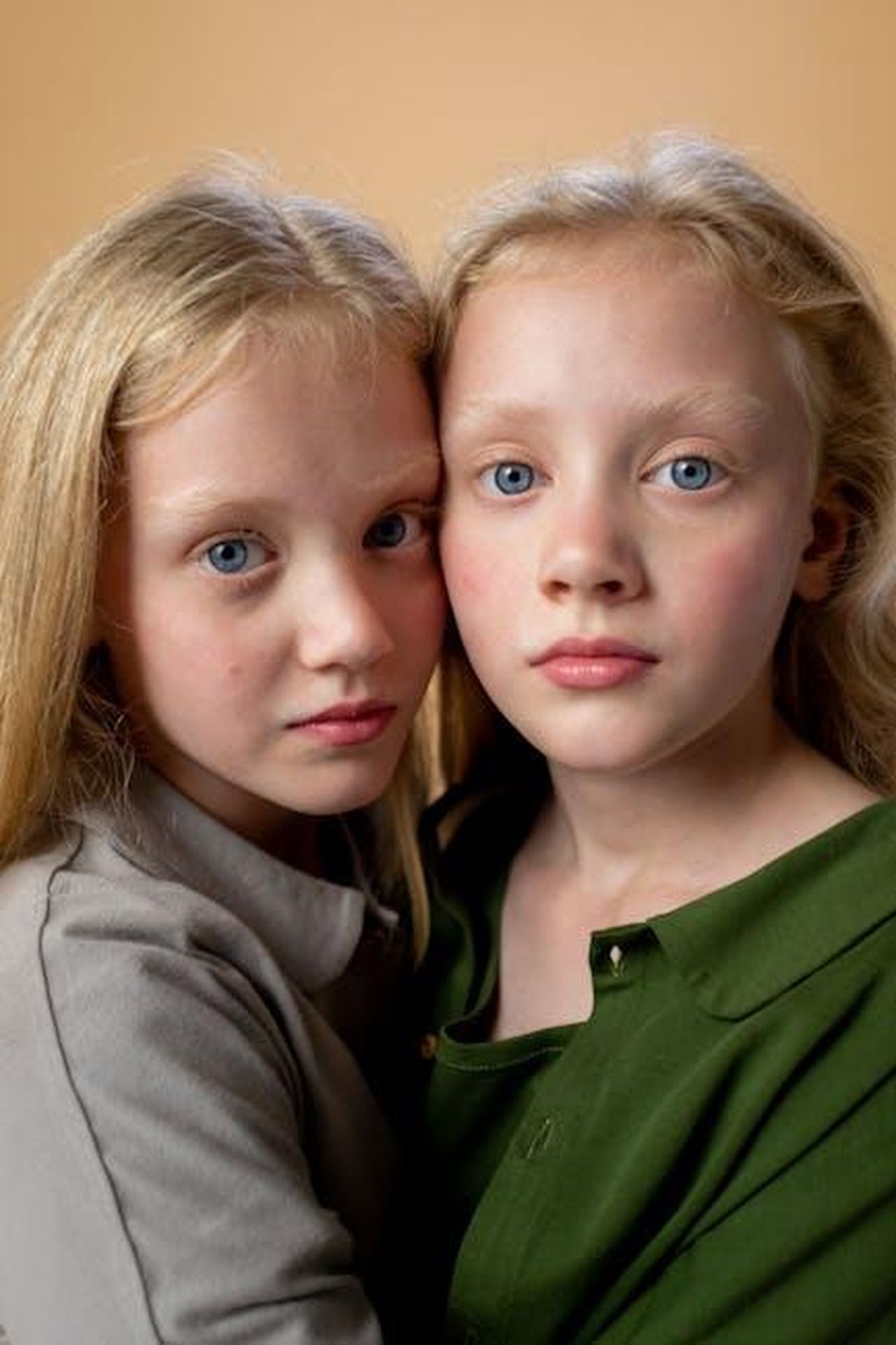 Juve_Varriale_Bianconeri_dominati_dal_Psv_ed_eliminati_giustamente_PHVYu1VeZB - Confidenze24 Source: cottonbro studio - pexels - Close-up portrait of charming blonde twin girls posing indoors with a neutral background.