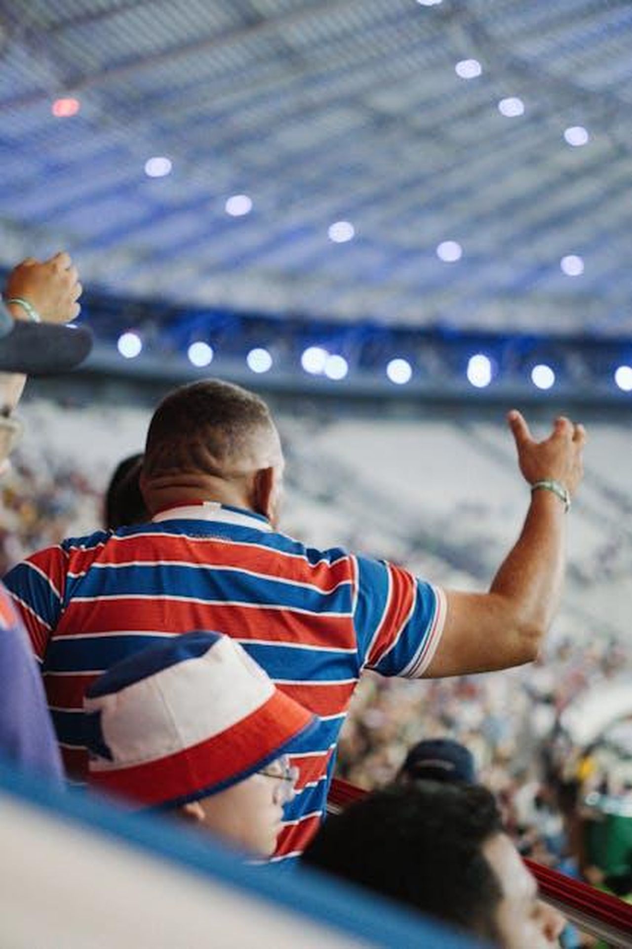Juve_i_tifosi_rispondono_a_Sabatini_Un_disastro_preannunciato_Xd09JMRRhw - Confidenze24 Source: Cristiano Junior - pexels - A man in a red and blue striped shirt is holding up his hand