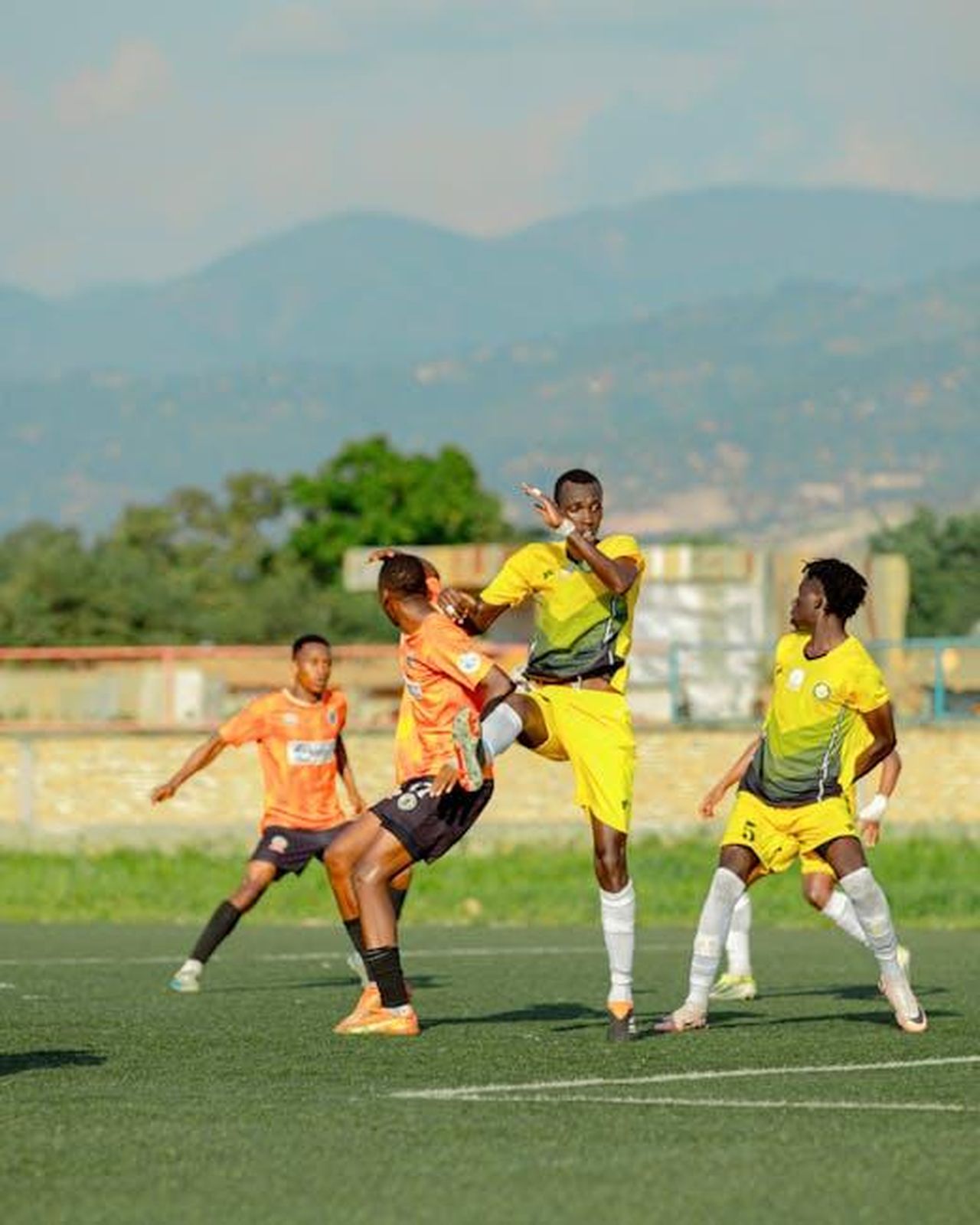 Juve_lattacco_pu_cambiare_in_estate_ma_servono_risorse_economiche_nlqoG1nU38 - Confidenze24 Source: Chris wade NTEZICIMPA - pexels - Dynamic photo of soccer players in mid-game on a sunny day with mountains in the background.